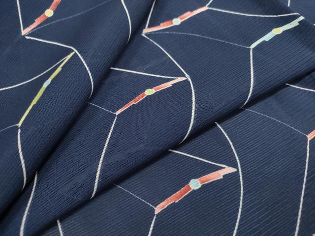 ■■■　サイズ　■■■ 身丈 151.5cm（肩から） 裄丈 62.5cm 袖丈 48cm　縫込み 4cm 袖幅 32.5cm 前幅 25cm 後幅 29.5cm 着物縫いこみ 内揚げ 3cm 裄 お袖側 約3cm　身頃側 約3cm ■■■　商品詳細　■■■ 【正絹】 状態は接写画像のように裏面・衿山に薄い汚れがございますが その他特に目立ったシミ汚れなどもなく大変良い状態です。 大変上質な逸品になります。 お安く出品致しますので、是非この機会にいかがでしょうか？ ■■■　注意事項　■■■ ■モニター発色の具合により色合いが異なる場合がございます。 ■寸法は多少の誤差が生じる場合がございますのでご了承ください。 ■シミ等のチェックには注意を払っておりますが、見落としがある場合もございますし、個人の見解も様々ですので神経質な方のご購入はお控えください。 ■箪笥に入っておりました着物や帯なので畳みシワや匂いがあるものもございます。 ■お休みは基本的に土日祝となりますが、その他臨時でお休みする場合がございますのでご了承ください。 ■商品の発送は平日のみの発送となります。 ■夜間と土曜、日曜日はお問い合わせの回答が遅れる場合がございます。 ■当店では、お直し、紋入れ、お手入れ等は承っておりません。 ■生地の状態（ヤケ、経年劣化等）によってはサイズ直しが出来ない場合がございます。 その点もどうかご了承のうえ、ご購入をお願いいたします。 ■着物のサイズ目安は下記を参考ください↓ ＜女性着物＞　身長-10cm+5cmが着用可能サイズ(お端折り次第) 　例）身長160cmの方→着物身丈150cm〜165cm ＜男性着物＞　身長-27cm ±5cmが着用可能サイズ 　例）身長170cmの方→着物身丈138cm〜148cm