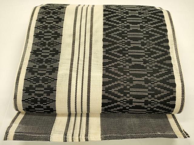 ■■■　サイズ　■■■ 長さ 524cm 幅 30.5cm程 ■■■　商品詳細　■■■ 【正絹】 状態は1.2回程しか締めておりませんが 接写画像のようにたれ先に薄い汚れがございます。 その他特に目立ったシミ汚れなどもなく大変良い状態です。 大変上質な逸品になります。 お安く出品致しますので、是非この機会にいかがでしょうか？ ■■■　注意事項　■■■ ■モニター発色の具合により色合いが異なる場合がございます。 ■寸法は多少の誤差が生じる場合がございますのでご了承ください。 ■縫込みの長さが左右非対称の場合は短い部分を記載しております。 左右非対称であってもご返品・お値引き等の保証は出来かねますので、ご了承の上ご購入をお願い致します。 ■シミ等のチェックには注意を払っておりますが、見落としがある場合もございますし、個人の見解も様々ですので神経質な方のご購入はお控えください。 ■箪笥に入っておりました着物や帯なので畳みシワや匂いがあるものもございます。 ■お休みは基本的に土日祝となりますが、その他臨時でお休みする場合がございますのでご了承ください。 ■商品の発送は平日のみの発送となります。 ■夜間と土曜、日曜日はお問い合わせの回答が遅れる場合がございます。 ■当店では、お直し、紋入れ、お手入れ等は承っておりません。 ■生地の状態（ヤケ、経年劣化等）によってはサイズ直しが出来ない場合がございます。 その点もどうかご了承のうえ、ご購入をお願いいたします。 ■弊社で取り扱う商品は一点ものにつき、時期や在庫状況に応じて金額が変更となる場合がございます。 ■検針は行っておりません。予めご了承いただきますようお願いいたします。 ■【洗える着物】と記載のある商品におきましては、商品お届け後に洗濯を行ってしまってからのご返品にはご対応しかねます。 念の為、専門店でのお手入れをお願いいたします。 ■着物のサイズ目安は下記を参考ください↓ ＜女性着物＞　お端折り次第で＋5cm　−1cmが着用可能サイズ 　例）身丈170cmの場合、身長160cm〜175cm ＜男性着物＞　身丈＋約25cm〜27cm程が適応身長 　例）身丈155cmの場合、身長180〜182cm