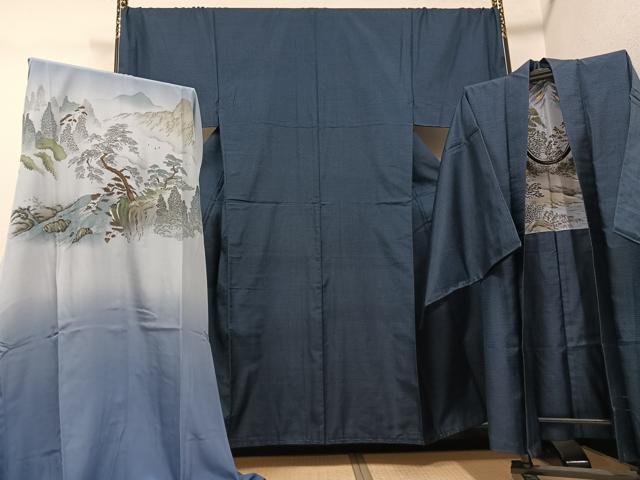 ■■■　サイズ　■■■ 【着物】 身丈 153cm（肩から） 裄丈 73.5cm 袖丈 47.5cm　縫込み 4cm 袖幅 37cm 前幅 26.5cm 後幅 32cm 着物縫いこみ 内揚げ 6cm 裄 お袖側 約1cm　身頃側 約0cm 【羽織】 身丈 100cm（肩から） 裄丈 74.5cm 袖丈 48.5cm　縫込み 4cm 袖幅 38cm 前幅 23cm 後幅 32.5cm 裄 お袖側 約0cm　身頃側 約1cm 【長襦袢】 身丈 150cm（肩から） 裄丈 74cm 袖丈 47.5cm　縫込み 7.5cm 袖幅 37cm 前幅 31cm 後幅 32cm 裄 お袖側 約0cm　身頃側 約0cm ■■■　商品詳細　■■■ 【正絹】 状態は特に目立ったシミ汚れなどもなく大変良い状態です。 大変上質な逸品になります。 お安く出品致しますので、是非この機会にいかがでしょうか？ ■■■　注意事項　■■■ ■モニター発色の具合により色合いが異なる場合がございます。 ■寸法は多少の誤差が生じる場合がございますのでご了承ください。 ■縫込みの長さが左右非対称の場合は短い部分を記載しております。 左右非対称であってもご返品・お値引き等の保証は出来かねますので、ご了承の上ご購入をお願い致します。 ■シミ等のチェックには注意を払っておりますが、見落としがある場合もございますし、個人の見解も様々ですので神経質な方のご購入はお控えください。 ■箪笥に入っておりました着物や帯なので畳みシワや匂いがあるものもございます。 ■お休みは基本的に土日祝となりますが、その他臨時でお休みする場合がございますのでご了承ください。 ■商品の発送は平日のみの発送となります。 ■夜間と土曜、日曜日はお問い合わせの回答が遅れる場合がございます。 ■当店では、お直し、紋入れ、お手入れ等は承っておりません。 ■生地の状態（ヤケ、経年劣化等）によってはサイズ直しが出来ない場合がございます。 その点もどうかご了承のうえ、ご購入をお願いいたします。 ■弊社で取り扱う商品は一点ものにつき、時期や在庫状況に応じて金額が変更となる場合がございます。 ■検針は行っておりません。予めご了承いただきますようお願いいたします。 ■【洗える着物】と記載のある商品におきましては、商品お届け後に洗濯を行ってしまってからのご返品にはご対応しかねます。 念の為、専門店でのお手入れをお願いいたします。 ■写真に写っている物が全てになります。それ以外の付属品はございませんのでご了承ください。 ■着物のサイズ目安は下記を参考ください↓ ＜女性着物＞　お端折り次第で＋5cm　－1cmが着用可能サイズ 　例）身丈170cmの場合、身長160cm～175cm ＜男性着物＞　身丈＋約25cm～27cm程が適応身長 　例）身丈155cmの場合、身長180～182cm