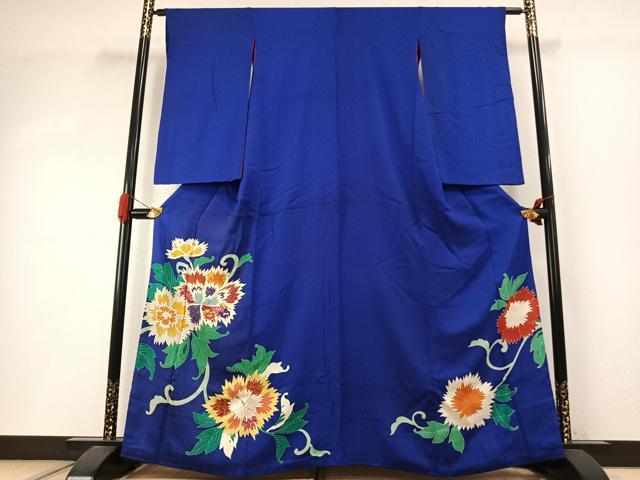 ■■■　サイズ　■■■ 身丈 162cm（肩から） 裄丈 62cm 袖丈 69cm　縫込み 3cm 袖幅 31cm 前幅 24.5cm 後幅 32cm 着物縫いこみ 内揚げ 0cm 裄 お袖側 約1cm　身頃側 約3cm ■■■　商品詳細　■■■ 【正絹・バチ衿・紋なし】 状態は接写画像のように表地所々・両袖・衿裏に薄い汚れがございます。 大変上質な逸品になります。 お安く出品致しますので、是非この機会にいかがでしょうか？ ※アンティークになりますのでお品物の状態の感じ方には個人差がございます。 ご理解の上でのご入札をお願い致します。 ■■■　注意事項　■■■ ■モニター発色の具合により色合いが異なる場合がございます。 ■寸法は多少の誤差が生じる場合がございますのでご了承ください。 ■縫込みの長さが左右非対称の場合は短い部分を記載しております。 左右非対称であってもご返品・お値引き等の保証は出来かねますので、ご了承の上ご購入をお願い致します。 ■シミ等のチェックには注意を払っておりますが、見落としがある場合もございますし、個人の見解も様々ですので神経質な方のご購入はお控えください。 ■箪笥に入っておりました着物や帯なので畳みシワや匂いがあるものもございます。 ■お休みは基本的に土日祝となりますが、その他臨時でお休みする場合がございますのでご了承ください。 ■商品の発送は平日のみの発送となります。 ■夜間と土曜、日曜日はお問い合わせの回答が遅れる場合がございます。 ■当店では、お直し、紋入れ、お手入れ等は承っておりません。 ■生地の状態（ヤケ、経年劣化等）によってはサイズ直しが出来ない場合がございます。 その点もどうかご了承のうえ、ご購入をお願いいたします。 ■弊社で取り扱う商品は一点ものにつき、時期や在庫状況に応じて金額が変更となる場合がございます。 ■検針は行っておりません。予めご了承いただきますようお願いいたします。 ■【洗える着物】と記載のある商品におきましては、商品お届け後に洗濯を行ってしまってからのご返品にはご対応しかねます。 念の為、専門店でのお手入れをお願いいたします。 ■写真に写っている物が全てになります。それ以外の付属品はございませんのでご了承ください。 ■着物のサイズ目安は下記を参考ください↓ ＜女性着物＞　お端折り次第で＋5cm　－1cmが着用可能サイズ 　例）身丈170cmの場合、身長160cm～175cm ＜男性着物＞　身丈＋約25cm～27cm程が適応身長 　例）身丈155cmの場合、身長180～182cm