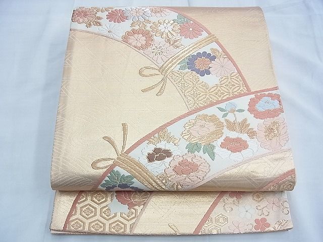 ■■■　サイズ　■■■ 長さ 418cm 幅 30.5cm程 ■■■　商品詳細　■■■ 【正絹・芯なし】 詳細に関しましては、画像をご確認ください。 大変上質な逸品になります。 お安く出品致しますので、是非この機会にいかがでしょうか？ ※汚れ等に関しましては、着用時には見えない部分になるかと思いますのであまり気にならずお召になれるかと思います。 ■■■　注意事項　■■■ ■モニター発色の具合により色合いが異なる場合がございます。 ■寸法は多少の誤差が生じる場合がございますのでご了承ください。 ■縫込みの長さが左右非対称の場合は短い部分を記載しております。 左右非対称であってもご返品・お値引き等の保証は出来かねますので、ご了承の上ご購入をお願い致します。 ■シミ等のチェックには注意を払っておりますが、見落としがある場合もございますし、個人の見解も様々ですので神経質な方のご購入はお控えください。 ■箪笥に入っておりました着物や帯なので畳みシワや匂いがあるものもございます。 ■お休みは基本的に土日祝となりますが、その他臨時でお休みする場合がございますのでご了承ください。 ■商品の発送は平日のみの発送となります。 ■夜間と土曜、日曜日はお問い合わせの回答が遅れる場合がございます。 ■当店では、お直し、紋入れ、お手入れ等は承っておりません。 ■生地の状態（ヤケ、経年劣化等）によってはサイズ直しが出来ない場合がございます。 その点もどうかご了承のうえ、ご購入をお願いいたします。 ■弊社で取り扱う商品は一点ものにつき、時期や在庫状況に応じて金額が変更となる場合がございます。 ■検針は行っておりません。予めご了承いただきますようお願いいたします。 ■【洗える着物】と記載のある商品におきましては、商品お届け後に洗濯を行ってしまってからのご返品にはご対応しかねます。 念の為、専門店でのお手入れをお願いいたします。 ■着物のサイズ目安は下記を参考ください↓ ＜女性着物＞　お端折り次第で＋5cm　−1cmが着用可能サイズ 　例）身丈170cmの場合、身長160cm〜175cm ＜男性着物＞　身丈＋約25cm〜27cm程が適応身長 　例）身丈155cmの場合、身長180〜182cm