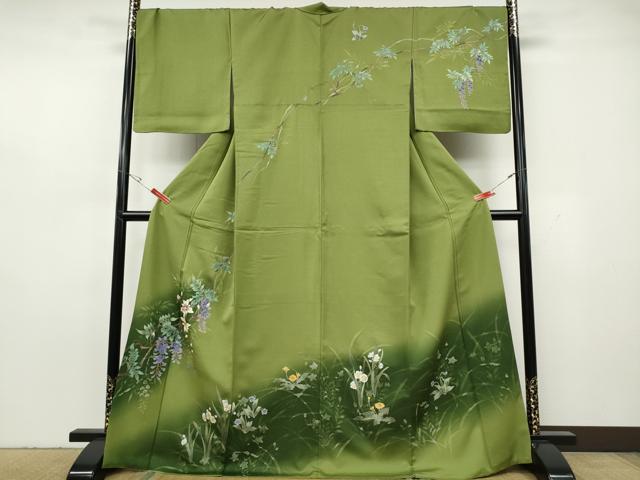 ■■■　サイズ　■■■ 身丈 168cm（肩から） 裄丈 70cm 袖丈 49cm　縫込み 5cm 袖幅 35.5cm 前幅 24.5cm 後幅 30cm 着物縫いこみ 内揚げ 0cm 裄 お袖側 約0cm　身頃側 約0cm ■■■　商品詳細　■■■ 【正絹】 状態は接写画像のように衿山に薄い汚れがございますが その他特に目立ったシミ汚れなどもなく大変良い状態です。 大変上質な逸品になります。 お安く出品致しますので、是非この機会にいかがでしょうか？ ■■■　注意事項　■■■ ■モニター発色の具合により色合いが異なる場合がございます。 ■寸法は多少の誤差が生じる場合がございますのでご了承ください。 ■縫込みの長さが左右非対称の場合は短い部分を記載しております。 左右非対称であってもご返品・お値引き等の保証は出来かねますので、ご了承の上ご購入をお願い致します。 ■シミ等のチェックには注意を払っておりますが、見落としがある場合もございますし、個人の見解も様々ですので神経質な方のご購入はお控えください。 ■箪笥に入っておりました着物や帯なので畳みシワや匂いがあるものもございます。 ■お休みは基本的に土日祝となりますが、その他臨時でお休みする場合がございますのでご了承ください。 ■商品の発送は平日のみの発送となります。 ■夜間と土曜、日曜日はお問い合わせの回答が遅れる場合がございます。 ■当店では、お直し、紋入れ、お手入れ等は承っておりません。 ■生地の状態（ヤケ、経年劣化等）によってはサイズ直しが出来ない場合がございます。 その点もどうかご了承のうえ、ご購入をお願いいたします。 ■弊社で取り扱う商品は一点ものにつき、時期や在庫状況に応じて金額が変更となる場合がございます。 ■検針は行っておりません。予めご了承いただきますようお願いいたします。 ■【洗える着物】と記載のある商品におきましては、商品お届け後に洗濯を行ってしまってからのご返品にはご対応しかねます。 念の為、専門店でのお手入れをお願いいたします。 ■写真に写っている物が全てになります。それ以外の付属品はございませんのでご了承ください。 ■状態に関する写真につきましては、掲載可能な写真枚数に限りがあるため、各箇所につき1枚参考画像を掲載しております。 ■着物のサイズ目安は下記を参考ください↓ ＜女性着物＞　お端折り次第で＋5cm　－1cmが着用可能サイズ 　例）身丈170cmの場合、身長160cm～175cm ＜男性着物＞　身丈＋約25cm～27cm程が適応身長 　例）身丈155cmの場合、身長180～182cm