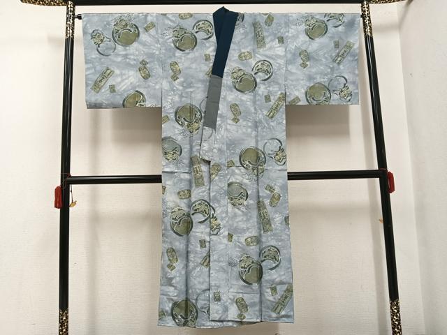 ■■■　サイズ　■■■ 身丈 139cm（肩から） 裄丈 69.5cm 袖丈 45cm　縫込み 1cm 袖幅 34.5cm 前幅 28.5cm 後幅 31.5cm 着物縫いこみ 内揚げ 0cm 裄 お袖側 約0cm　身頃側 約0cm ■■■　商品詳細　■■■ 【正絹】 状態は特に目立ったシミ汚れなどもなく大変良い状態です。 大変上質な逸品になります。 お安く出品致しますので、是非この機会にいかがでしょうか？ ■■■　注意事項　■■■ ■モニター発色の具合により色合いが異なる場合がございます。 ■寸法は多少の誤差が生じる場合がございますのでご了承ください。 ■縫込みの長さが左右非対称の場合は短い部分を記載しております。 左右非対称であってもご返品・お値引き等の保証は出来かねますので、ご了承の上ご購入をお願い致します。 ■シミ等のチェックには注意を払っておりますが、見落としがある場合もございますし、個人の見解も様々ですので神経質な方のご購入はお控えください。 ■箪笥に入っておりました着物や帯なので畳みシワや匂いがあるものもございます。 ■お休みは基本的に土日祝となりますが、その他臨時でお休みする場合がございますのでご了承ください。 ■商品の発送は平日のみの発送となります。 ■夜間と土曜、日曜日はお問い合わせの回答が遅れる場合がございます。 ■当店では、お直し、紋入れ、お手入れ等は承っておりません。 ■生地の状態（ヤケ、経年劣化等）によってはサイズ直しが出来ない場合がございます。 その点もどうかご了承のうえ、ご購入をお願いいたします。 ■弊社で取り扱う商品は一点ものにつき、時期や在庫状況に応じて金額が変更となる場合がございます。 ■検針は行っておりません。予めご了承いただきますようお願いいたします。 ■【洗える着物】と記載のある商品におきましては、商品お届け後に洗濯を行ってしまってからのご返品にはご対応しかねます。 念の為、専門店でのお手入れをお願いいたします。 ■写真に写っている物が全てになります。それ以外の付属品はございませんのでご了承ください。 ■着物のサイズ目安は下記を参考ください↓ ＜女性着物＞　お端折り次第で＋5cm　－1cmが着用可能サイズ 　例）身丈170cmの場合、身長160cm～175cm ＜男性着物＞　身丈＋約25cm～27cm程が適応身長 　例）身丈155cmの場合、身長180～182cm