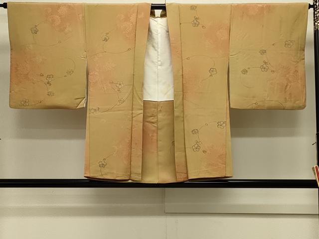 ■■■　サイズ　■■■ 身丈 75cm（肩から） 裄丈 65.5cm 袖丈 45.5cm　縫込み 1cm 袖幅 33cm 前幅 17.5cm 後幅 30.5cm 裄 お袖側 約0cm　身頃側 約1cm ■■■　商品詳細　■■■ 【正絹】 状態は接写画像のように右袖前・羽裏に薄い汚れがございますが その他特に目立ったシミ汚れなどもなく大変良い状態です。 大変上質な逸品になります。 お安く出品致しますので、是非この機会にいかがでしょうか？ ■■■　注意事項　■■■ ■モニター発色の具合により色合いが異なる場合がございます。 ■寸法は多少の誤差が生じる場合がございますのでご了承ください。 ■縫込みの長さが左右非対称の場合は短い部分を記載しております。 左右非対称であってもご返品・お値引き等の保証は出来かねますので、ご了承の上ご購入をお願い致します。 ■シミ等のチェックには注意を払っておりますが、見落としがある場合もございますし、個人の見解も様々ですので神経質な方のご購入はお控えください。 ■箪笥に入っておりました着物や帯なので畳みシワや匂いがあるものもございます。 ■お休みは基本的に土日祝となりますが、その他臨時でお休みする場合がございますのでご了承ください。 ■商品の発送は平日のみの発送となります。 ■夜間と土曜、日曜日はお問い合わせの回答が遅れる場合がございます。 ■当店では、お直し、紋入れ、お手入れ等は承っておりません。 ■生地の状態（ヤケ、経年劣化等）によってはサイズ直しが出来ない場合がございます。 その点もどうかご了承のうえ、ご購入をお願いいたします。 ■弊社で取り扱う商品は一点ものにつき、時期や在庫状況に応じて金額が変更となる場合がございます。 ■検針は行っておりません。予めご了承いただきますようお願いいたします。 ■【洗える着物】と記載のある商品におきましては、商品お届け後に洗濯を行ってしまってからのご返品にはご対応しかねます。 念の為、専門店でのお手入れをお願いいたします。 ■写真に写っている物が全てになります。それ以外の付属品はございませんのでご了承ください。 ■状態に関する写真につきましては、掲載可能な写真枚数に限りがあるため、各箇所につき1枚参考画像を掲載しております。 ■着物のサイズ目安は下記を参考ください↓ ＜女性着物＞　お端折り次第で＋5cm　−1cmが着用可能サイズ 　例）身丈170cmの場合、身長160cm〜175cm ＜男性着物＞　身丈＋約25cm〜27cm程が適応身長 　例）身丈155cmの場合、身長180〜182cm