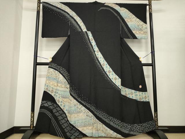 ■■■　サイズ　■■■ 身丈 159cm（肩から） 裄丈 66cm 袖丈 47cm　縫込み 6.5cm 袖幅 33.5cm 前幅 25cm 後幅 30.5cm 着物縫いこみ 内揚げ 2cm 裄 お袖側 約2cm　身頃側 約3cm ■■■　商品詳細　■■■ 【正絹】 状態は接写画像のように柄部分にアク、八掛にシミがございますが その他特に目立ったシミ汚れなどもなく大変良い状態です。 大変上質な逸品になります。 お安く出品致しますので、是非この機会にいかがでしょうか？ ■■■　注意事項　■■■ ■モニター発色の具合により色合いが異なる場合がございます。 ■寸法は多少の誤差が生じる場合がございますのでご了承ください。 ■縫込みの長さが左右非対称の場合は短い部分を記載しております。 左右非対称であってもご返品・お値引き等の保証は出来かねますので、ご了承の上ご購入をお願い致します。 ■シミ等のチェックには注意を払っておりますが、見落としがある場合もございますし、個人の見解も様々ですので神経質な方のご購入はお控えください。 ■箪笥に入っておりました着物や帯なので畳みシワや匂いがあるものもございます。 ■お休みは基本的に土日祝となりますが、その他臨時でお休みする場合がございますのでご了承ください。 ■商品の発送は平日のみの発送となります。 ■夜間と土曜、日曜日はお問い合わせの回答が遅れる場合がございます。 ■当店では、お直し、紋入れ、お手入れ等は承っておりません。 ■生地の状態（ヤケ、経年劣化等）によってはサイズ直しが出来ない場合がございます。 その点もどうかご了承のうえ、ご購入をお願いいたします。 ■弊社で取り扱う商品は一点ものにつき、時期や在庫状況に応じて金額が変更となる場合がございます。 ■検針は行っておりません。予めご了承いただきますようお願いいたします。 ■【洗える着物】と記載のある商品におきましては、商品お届け後に洗濯を行ってしまってからのご返品にはご対応しかねます。 念の為、専門店でのお手入れをお願いいたします。 ■写真に写っている物が全てになります。それ以外の付属品はございませんのでご了承ください。 ■状態に関する写真につきましては、掲載可能な写真枚数に限りがあるため、各箇所につき1枚参考画像を掲載しております。 ■着物のサイズ目安は下記を参考ください↓ ＜女性着物＞　お端折り次第で＋5cm　－1cmが着用可能サイズ 　例）身丈170cmの場合、身長160cm～175cm ＜男性着物＞　身丈＋約25cm～27cm程が適応身長 　例）身丈155cmの場合、身長180～182cm