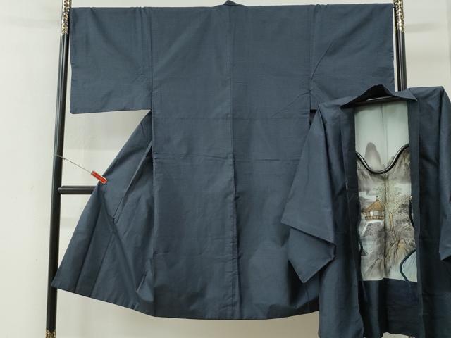 ■■■　サイズ　■■■ 【着物】 身丈 129cm（肩から） 裄丈 68.5cm 袖丈 47cm　縫込み 3cm 袖幅 34.5cm 前幅 27cm 後幅 30.5cm 着物縫いこみ 内揚げ 7cm 裄 お袖側 約3cm　身頃側 約2cm 【羽織】 身丈 83cm（肩から） 裄丈 69cm 袖丈 47cm　縫込み 0cm 袖幅 35cm 前幅 21cm 後幅 30.5cm 裄 お袖側 約1cm　身頃側 約2cm ■■■　商品詳細　■■■ 【正絹】 状態は特に目立ったシミ汚れなどもなく大変良い状態です。 大変上質な逸品になります。 お安く出品致しますので、是非この機会にいかがでしょうか？ ■■■　注意事項　■■■ ■モニター発色の具合により色合いが異なる場合がございます。 ■寸法は多少の誤差が生じる場合がございますのでご了承ください。 ■縫込みの長さが左右非対称の場合は短い部分を記載しております。 左右非対称であってもご返品・お値引き等の保証は出来かねますので、ご了承の上ご購入をお願い致します。 ■シミ等のチェックには注意を払っておりますが、見落としがある場合もございますし、個人の見解も様々ですので神経質な方のご購入はお控えください。 ■箪笥に入っておりました着物や帯なので畳みシワや匂いがあるものもございます。 ■お休みは基本的に土日祝となりますが、その他臨時でお休みする場合がございますのでご了承ください。 ■商品の発送は平日のみの発送となります。 ■夜間と土曜、日曜日はお問い合わせの回答が遅れる場合がございます。 ■当店では、お直し、紋入れ、お手入れ等は承っておりません。 ■生地の状態（ヤケ、経年劣化等）によってはサイズ直しが出来ない場合がございます。 その点もどうかご了承のうえ、ご購入をお願いいたします。 ■弊社で取り扱う商品は一点ものにつき、時期や在庫状況に応じて金額が変更となる場合がございます。 ■検針は行っておりません。予めご了承いただきますようお願いいたします。 ■【洗える着物】と記載のある商品におきましては、商品お届け後に洗濯を行ってしまってからのご返品にはご対応しかねます。 念の為、専門店でのお手入れをお願いいたします。 ■写真に写っている物が全てになります。それ以外の付属品はございませんのでご了承ください。 ■状態に関する写真につきましては、掲載可能な写真枚数に限りがあるため、各箇所につき1枚参考画像を掲載しております。 ■着物のサイズ目安は下記を参考ください↓ ＜女性着物＞　お端折り次第で＋5cm　−1cmが着用可能サイズ 　例）身丈170cmの場合、身長160cm〜175cm ＜男性着物＞　身丈＋約25cm〜27cm程が適応身長 　例）身丈155cmの場合、身長180〜182cm