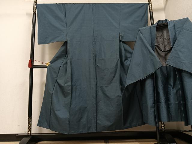 ■■■　サイズ　■■■ 【着物】 身丈 149cm（肩から） 裄丈 67.5cm 袖丈 51cm　縫込み 2cm 袖幅 34cm 前幅 24cm 後幅 30cm 着物縫いこみ 内揚げ 9cm 裄 お袖側 約1cm　身頃側 約0cm 【羽織】 身丈 89cm（肩から） 裄丈 68cm 袖丈 51.5cm　縫込み 2.5cm 袖幅 34cm 前幅 20cm 後幅 30cm 裄 お袖側 約1cm　身頃側 約0cm ■■■　商品詳細　■■■ 【正絹】 着物の状態は接写画像のように表地所々・袖口に薄い汚れがございます。 羽織の状態は接写画像のように両袖・羽裏に薄い汚れがございます。 大変上質な逸品になりますのでぜひお手入れをされてお召しになられてはいかがでしょうか。 お安く出品致しますので、是非この機会にいかがでしょうか？ ■■■　注意事項　■■■ ■モニター発色の具合により色合いが異なる場合がございます。 ■寸法は多少の誤差が生じる場合がございますのでご了承ください。 ■縫込みの長さが左右非対称の場合は短い部分を記載しております。 左右非対称であってもご返品・お値引き等の保証は出来かねますので、ご了承の上ご購入をお願い致します。 ■シミ等のチェックには注意を払っておりますが、見落としがある場合もございますし、個人の見解も様々ですので神経質な方のご購入はお控えください。 ■箪笥に入っておりました着物や帯なので畳みシワや匂いがあるものもございます。 ■お休みは基本的に土日祝となりますが、その他臨時でお休みする場合がございますのでご了承ください。 ■商品の発送は平日のみの発送となります。 ■夜間と土曜、日曜日はお問い合わせの回答が遅れる場合がございます。 ■当店では、お直し、紋入れ、お手入れ等は承っておりません。 ■生地の状態（ヤケ、経年劣化等）によってはサイズ直しが出来ない場合がございます。 その点もどうかご了承のうえ、ご購入をお願いいたします。 ■弊社で取り扱う商品は一点ものにつき、時期や在庫状況に応じて金額が変更となる場合がございます。 ■検針は行っておりません。予めご了承いただきますようお願いいたします。 ■【洗える着物】と記載のある商品におきましては、商品お届け後に洗濯を行ってしまってからのご返品にはご対応しかねます。 念の為、専門店でのお手入れをお願いいたします。 ■写真に写っている物が全てになります。それ以外の付属品はございませんのでご了承ください。 ■状態に関する写真につきましては、掲載可能な写真枚数に限りがあるため、各箇所につき1枚参考画像を掲載しております。 ■着物のサイズ目安は下記を参考ください↓ ＜女性着物＞　お端折り次第で＋5cm　－1cmが着用可能サイズ 　例）身丈170cmの場合、身長160cm～175cm ＜男性着物＞　身丈＋約25cm～27cm程が適応身長 　例）身丈155cmの場合、身長180～182cm
