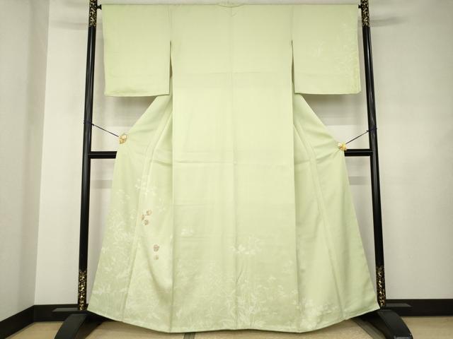 ■■■　サイズ　■■■ 身丈 160cm（肩から） 裄丈 66cm 袖丈 50cm　縫込み 7cm 袖幅 33.5cm 前幅 24cm 後幅 30cm 着物縫いこみ 内揚げ 4cm 裄 お袖側 約2cm　身頃側 約2cm ■■■　商品詳細　■■■ 【正絹・未使用】 状態は特に目立ったシミ汚れなどもなく大変良い状態です。 大変上質な逸品になります。 お安く出品致しますので、是非この機会にいかがでしょうか？ ■■■　注意事項　■■■ ■モニター発色の具合により色合いが異なる場合がございます。 ■寸法は多少の誤差が生じる場合がございますのでご了承ください。 ■縫込みの長さが左右非対称の場合は短い部分を記載しております。 左右非対称であってもご返品・お値引き等の保証は出来かねますので、ご了承の上ご購入をお願い致します。 ■シミ等のチェックには注意を払っておりますが、見落としがある場合もございますし、個人の見解も様々ですので神経質な方のご購入はお控えください。 ■箪笥に入っておりました着物や帯なので畳みシワや匂いがあるものもございます。 ■お休みは基本的に土日祝となりますが、その他臨時でお休みする場合がございますのでご了承ください。 ■商品の発送は平日のみの発送となります。 ■夜間と土曜、日曜日はお問い合わせの回答が遅れる場合がございます。 ■当店では、お直し、紋入れ、お手入れ等は承っておりません。 ■生地の状態（ヤケ、経年劣化等）によってはサイズ直しが出来ない場合がございます。 その点もどうかご了承のうえ、ご購入をお願いいたします。 ■弊社で取り扱う商品は一点ものにつき、時期や在庫状況に応じて金額が変更となる場合がございます。 ■検針は行っておりません。予めご了承いただきますようお願いいたします。 ■【洗える着物】と記載のある商品におきましては、商品お届け後に洗濯を行ってしまってからのご返品にはご対応しかねます。 念の為、専門店でのお手入れをお願いいたします。 ■写真に写っている物が全てになります。それ以外の付属品はございませんのでご了承ください。 ■状態に関する写真につきましては、掲載可能な写真枚数に限りがあるため、各箇所につき1枚参考画像を掲載しております。 ■着物のサイズ目安は下記を参考ください↓ ＜女性着物＞　お端折り次第で＋5cm　－1cmが着用可能サイズ 　例）身丈170cmの場合、身長160cm～175cm ＜男性着物＞　身丈＋約25cm～27cm程が適応身長 　例）身丈155cmの場合、身長180～182cm