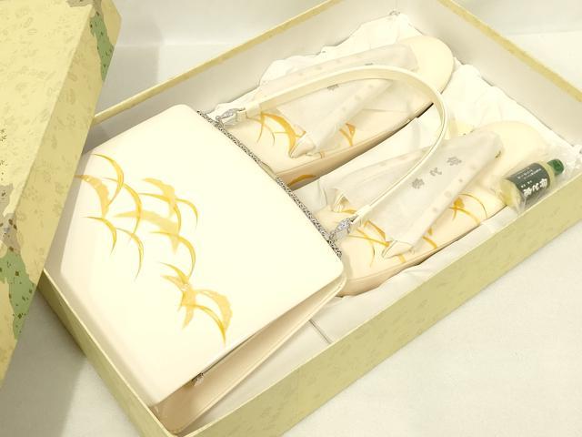 ■■■　サイズ　■■■ 【バッグ】 横　　　20cm 縦　　　16cm　取っ手込み　32cm 奥行き　5cm 【草　履】 長さ　　 23.5cm 幅　　　 7.5cm 踵高さ　 5cm ■■■　商品詳細　■■■ 状態は参考画像のように所々に薄い汚れがございます。 大変上質な逸品になります。 お安く出品致しますので、是非この機会にいかがでしょうか？ ■■■　注意事項　■■■ ■モニター発色の具合により色合いが異なる場合がございます。 ■寸法は多少の誤差が生じる場合がございますのでご了承ください。 ■縫込みの長さが左右非対称の場合は短い部分を記載しております。 左右非対称であってもご返品・お値引き等の保証は出来かねますので、ご了承の上ご購入をお願い致します。 ■シミ等のチェックには注意を払っておりますが、見落としがある場合もございますし、個人の見解も様々ですので神経質な方のご購入はお控えください。 ■汚れやシミの種類につきましては、専門ではない為、正確な判別が難しく商品説明では種類を特定せず、汚れやシミと記載させております。 恐れ入りますが、ご了承くださいますようお願い申し上げます。 ■箪笥に入っておりました着物や帯なので畳みシワや匂いがあるものもございます。 ■お休みは基本的に土日祝となりますが、その他臨時でお休みする場合がございますのでご了承ください。 ■商品の発送は平日のみの発送となります。 ■夜間と土曜、日曜日はお問い合わせの回答が遅れる場合がございます。 ■当店では、お直し、紋入れ、お手入れ等は承っておりません。 ■生地の状態（ヤケ、経年劣化等）によってはサイズ直しが出来ない場合がございます。 その点もどうかご了承のうえ、ご購入をお願いいたします。 ■弊社で取り扱う商品は一点ものにつき、時期や在庫状況に応じて金額が変更となる場合がございます。 ■検針は行っておりません。予めご了承いただきますようお願いいたします。 ■【洗える着物】と記載のある商品におきましては、商品お届け後に洗濯を行ってしまってからのご返品にはご対応しかねます。 念の為、専門店でのお手入れをお願いいたします。 ■写真に写っている物が全てになります。それ以外の付属品はございませんのでご了承ください。 ■状態に関する写真につきましては、掲載可能な写真枚数に限りがあるため、各箇所につき1枚参考画像を掲載しております。 ■着物のサイズ目安は下記を参考ください↓ ＜女性着物＞　お端折り次第で＋5cm　−1cmが着用可能サイズ 　例）身丈170cmの場合、身長160cm〜175cm ＜男性着物＞　身丈＋約25cm〜27cm程が適応身長 　例）身丈155cmの場合、身長180〜182cm