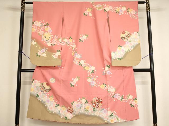 ■■■　サイズ　■■■ 【祝着】 身丈 136.5cm（肩から） 裄丈 57cm（肩上げ　0cm） 袖丈 74.5cm　縫込み 2.5cm 袖幅 33cm 前幅 18cm 後幅 25cm 着物縫いこみ 内揚げ 0cm （腰上げ　0cm） 裄 お袖側 約1.5cm　身頃側 約1cm ■■■　商品詳細　■■■ 着物【化繊】の状態は接写画像のように衿に汚れがございますが その他特に目立ったシミ汚れなどもなく大変良い状態です。 お安く出品致しますので、是非この機会にいかがでしょうか？ ■■■　注意事項　■■■ ■モニター発色の具合により色合いが異なる場合がございます。 ■寸法は多少の誤差が生じる場合がございますのでご了承ください。 ■縫込みの長さが左右非対称の場合は短い部分を記載しております。 左右非対称であってもご返品・お値引き等の保証は出来かねますので、ご了承の上ご購入をお願い致します。 ■シミ等のチェックには注意を払っておりますが、見落としがある場合もございますし、個人の見解も様々ですので神経質な方のご購入はお控えください。 ■箪笥に入っておりました着物や帯なので畳みシワや匂いがあるものもございます。 ■お休みは基本的に土日祝となりますが、その他臨時でお休みする場合がございますのでご了承ください。 ■商品の発送は平日のみの発送となります。 ■夜間と土曜、日曜日はお問い合わせの回答が遅れる場合がございます。 ■当店では、お直し、紋入れ、お手入れ等は承っておりません。 ■生地の状態（ヤケ、経年劣化等）によってはサイズ直しが出来ない場合がございます。 その点もどうかご了承のうえ、ご購入をお願いいたします。 ■弊社で取り扱う商品は一点ものにつき、時期や在庫状況に応じて金額が変更となる場合がございます。 ■検針は行っておりません。予めご了承いただきますようお願いいたします。 ■【洗える着物】と記載のある商品におきましては、商品お届け後に洗濯を行ってしまってからのご返品にはご対応しかねます。 念の為、専門店でのお手入れをお願いいたします。 ■写真に写っている物が全てになります。それ以外の付属品はございませんのでご了承ください。 ■着物のサイズ目安は下記を参考ください↓ ＜女性着物＞　お端折り次第で＋5cm　−1cmが着用可能サイズ 　例）身丈170cmの場合、身長160cm〜175cm ＜男性着物＞　身丈＋約25cm〜27cm程が適応身長 　例）身丈155cmの場合、身長180〜182cm