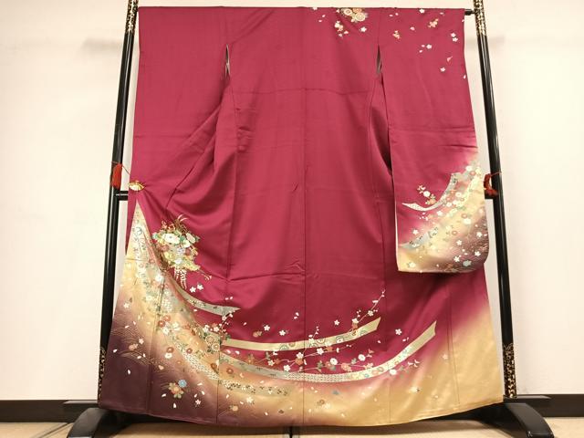 ■■■　サイズ　■■■ 身丈 162cm（肩から） 裄丈 65cm 袖丈 108cm　縫込み 3.5cm 袖幅 33cm 前幅 25cm 後幅 29cm 着物縫いこみ 内揚げ 6cm 裄 お袖側 約2cm　身頃側 約3cm ■■■　商品詳細　■■■ 【正絹】 状態は接写画像のように右袖に薄い汚れがございますが その他特に目立ったシミ汚れなどもなく大変良い状態です。 大変上質な逸品になります。 お安く出品致しますので、是非この機会にいかがでしょうか？ ■■■　注意事項　■■■ ■モニター発色の具合により色合いが異なる場合がございます。 ■寸法は多少の誤差が生じる場合がございますのでご了承ください。 ■縫込みの長さが左右非対称の場合は短い部分を記載しております。 左右非対称であってもご返品・お値引き等の保証は出来かねますので、ご了承の上ご購入をお願い致します。 ■シミ等のチェックには注意を払っておりますが、見落としがある場合もございますし、個人の見解も様々ですので神経質な方のご購入はお控えください。 ■箪笥に入っておりました着物や帯なので畳みシワや匂いがあるものもございます。 ■お休みは基本的に土日祝となりますが、その他臨時でお休みする場合がございますのでご了承ください。 ■商品の発送は平日のみの発送となります。 ■夜間と土曜、日曜日はお問い合わせの回答が遅れる場合がございます。 ■当店では、お直し、紋入れ、お手入れ等は承っておりません。 ■生地の状態（ヤケ、経年劣化等）によってはサイズ直しが出来ない場合がございます。 その点もどうかご了承のうえ、ご購入をお願いいたします。 ■弊社で取り扱う商品は一点ものにつき、時期や在庫状況に応じて金額が変更となる場合がございます。 ■検針は行っておりません。予めご了承いただきますようお願いいたします。 ■【洗える着物】と記載のある商品におきましては、商品お届け後に洗濯を行ってしまってからのご返品にはご対応しかねます。 念の為、専門店でのお手入れをお願いいたします。 ■写真に写っている物が全てになります。それ以外の付属品はございませんのでご了承ください。 ■状態に関する写真につきましては、掲載可能な写真枚数に限りがあるため、各箇所につき1枚参考画像を掲載しております。 ■着物のサイズ目安は下記を参考ください↓ ＜女性着物＞　お端折り次第で＋5cm　−1cmが着用可能サイズ 　例）身丈170cmの場合、身長160cm〜175cm ＜男性着物＞　身丈＋約25cm〜27cm程が適応身長 　例）身丈155cmの場合、身長180〜182cm