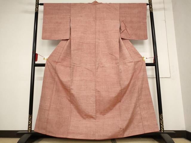 ■■■　サイズ　■■■ 身丈 166cm（肩から） 裄丈 63cm 袖丈 48.5cm　縫込み 3.5cm 袖幅 33cm 前幅 23cm 後幅 29cm 着物縫いこみ 内揚げ 0cm 裄 お袖側 約4cm　身頃側 約5.5cm ■■■　商品詳細　■■■ 【正絹】 状態は特に目立ったシミ汚れなどもなく大変良い状態です。 大変上質な逸品になります。 お安く出品致しますので、是非この機会にいかがでしょうか？ ■■■　注意事項　■■■ ■モニター発色の具合により色合いが異なる場合がございます。 ■寸法は多少の誤差が生じる場合がございますのでご了承ください。 ■縫込みの長さが左右非対称の場合は短い部分を記載しております。 左右非対称であってもご返品・お値引き等の保証は出来かねますので、ご了承の上ご購入をお願い致します。 ■シミ等のチェックには注意を払っておりますが、見落としがある場合もございますし、個人の見解も様々ですので神経質な方のご購入はお控えください。 ■箪笥に入っておりました着物や帯なので畳みシワや匂いがあるものもございます。 ■お休みは基本的に土日祝となりますが、その他臨時でお休みする場合がございますのでご了承ください。 ■商品の発送は平日のみの発送となります。 ■夜間と土曜、日曜日はお問い合わせの回答が遅れる場合がございます。 ■当店では、お直し、紋入れ、お手入れ等は承っておりません。 ■生地の状態（ヤケ、経年劣化等）によってはサイズ直しが出来ない場合がございます。 その点もどうかご了承のうえ、ご購入をお願いいたします。 ■弊社で取り扱う商品は一点ものにつき、時期や在庫状況に応じて金額が変更となる場合がございます。 ■検針は行っておりません。予めご了承いただきますようお願いいたします。 ■【洗える着物】と記載のある商品におきましては、商品お届け後に洗濯を行ってしまってからのご返品にはご対応しかねます。 念の為、専門店でのお手入れをお願いいたします。 ■着物のサイズ目安は下記を参考ください↓ ＜女性着物＞　お端折り次第で＋5cm　−1cmが着用可能サイズ 　例）身丈170cmの場合、身長160cm〜175cm ＜男性着物＞　身丈＋約25cm〜27cm程が適応身長 　例）身丈155cmの場合、身長180〜182cm