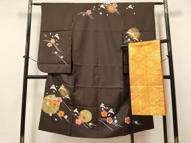 ■■■　サイズ　■■■ 【祝着】 身丈 134.5cm（肩から） 裄丈 58cm（肩上げ　0cm） 袖丈 74cm　縫込み 3cm 袖幅 33.5cm 前幅 18cm 後幅 24.5cm 着物縫いこみ 内揚げ 0cm （腰上げ　0cm） 裄 お袖側 約1.5cm　身頃側 約1cm 【帯】 長さ408cm　幅 26.5cm程 ■■■　商品詳細　■■■ 着物【化繊・重ね衿：取り外し可能】の 状態は特に目立ったシミ汚れなどもなく大変良い状態です。 袋帯【正絹・芯なし】の 状態は接写画像のように裏地に薄い汚れがございますが その他表地は特に目立ったシミ汚れなどもなく大変良い状態です。 お安く出品致しますので、是非この機会にいかがでしょうか？ ※肩上げと腰上げがされておりません。 ※ご自身で洗濯された場合の保証はできかねます。専門店にご相談ください。 ■■■　注意事項　■■■ ■モニター発色の具合により色合いが異なる場合がございます。 ■寸法は多少の誤差が生じる場合がございますのでご了承ください。 ■縫込みの長さが左右非対称の場合は短い部分を記載しております。 左右非対称であってもご返品・お値引き等の保証は出来かねますので、ご了承の上ご購入をお願い致します。 ■シミ等のチェックには注意を払っておりますが、見落としがある場合もございますし、個人の見解も様々ですので神経質な方のご購入はお控えください。 ■箪笥に入っておりました着物や帯なので畳みシワや匂いがあるものもございます。 ■お休みは基本的に土日祝となりますが、その他臨時でお休みする場合がございますのでご了承ください。 ■商品の発送は平日のみの発送となります。 ■夜間と土曜、日曜日はお問い合わせの回答が遅れる場合がございます。 ■当店では、お直し、紋入れ、お手入れ等は承っておりません。 ■生地の状態（ヤケ、経年劣化等）によってはサイズ直しが出来ない場合がございます。 その点もどうかご了承のうえ、ご購入をお願いいたします。 ■弊社で取り扱う商品は一点ものにつき、時期や在庫状況に応じて金額が変更となる場合がございます。 ■検針は行っておりません。予めご了承いただきますようお願いいたします。 ■【洗える着物】と記載のある商品におきましては、商品お届け後に洗濯を行ってしまってからのご返品にはご対応しかねます。 念の為、専門店でのお手入れをお願いいたします。 ■着物のサイズ目安は下記を参考ください↓ ＜女性着物＞　お端折り次第で＋5cm　−1cmが着用可能サイズ 　例）身丈170cmの場合、身長160cm〜175cm ＜男性着物＞　身丈＋約25cm〜27cm程が適応身長 　例）身丈155cmの場合、身長180〜182cm
