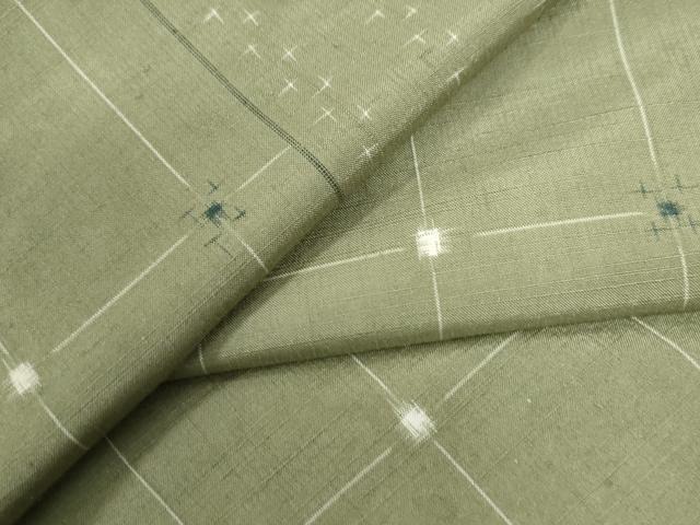 ■■■　サイズ　■■■ 身丈 168cm（肩から） 裄丈 69.5cm 袖丈 49cm　縫込み 4cm 袖幅 36cm 前幅 28cm 後幅 31cm 着物縫いこみ 内揚げ 3cm 裄 お袖側 約1cm　身頃側 約1cm ■■■　商品詳細　■■■ 【正絹】 状態は接写画像のように衿山・衿裏・胴裏に薄い汚れがございますが その他特に目立ったシミ汚れなどもなく大変良い状態です。 大変上質な逸品になります。 お安く出品致しますので、是非この機会にいかがでしょうか？ ■■■　注意事項　■■■ ■モニター発色の具合により色合いが異なる場合がございます。 ■寸法は多少の誤差が生じる場合がございますのでご了承ください。 ■縫込みの長さが左右非対称の場合は短い部分を記載しております。 左右非対称であってもご返品・お値引き等の保証は出来かねますので、ご了承の上ご購入をお願い致します。 ■シミ等のチェックには注意を払っておりますが、見落としがある場合もございますし、個人の見解も様々ですので神経質な方のご購入はお控えください。 ■箪笥に入っておりました着物や帯なので畳みシワや匂いがあるものもございます。 ■お休みは基本的に土日祝となりますが、その他臨時でお休みする場合がございますのでご了承ください。 ■商品の発送は平日のみの発送となります。 ■夜間と土曜、日曜日はお問い合わせの回答が遅れる場合がございます。 ■当店では、お直し、紋入れ、お手入れ等は承っておりません。 ■生地の状態（ヤケ、経年劣化等）によってはサイズ直しが出来ない場合がございます。 その点もどうかご了承のうえ、ご購入をお願いいたします。 ■弊社で取り扱う商品は一点ものにつき、時期や在庫状況に応じて金額が変更となる場合がございます。 ■検針は行っておりません。予めご了承いただきますようお願いいたします。 ■【洗える着物】と記載のある商品におきましては、商品お届け後に洗濯を行ってしまってからのご返品にはご対応しかねます。 念の為、専門店でのお手入れをお願いいたします。 ■着物のサイズ目安は下記を参考ください↓ ＜女性着物＞　お端折り次第で＋5?　−10?が着用可能サイズ 　例）身丈170?の場合、身長160?〜175? ＜男性着物＞　身丈＋約25?〜27?程が適応身長 　例）身丈155?の場合、身長180〜182?