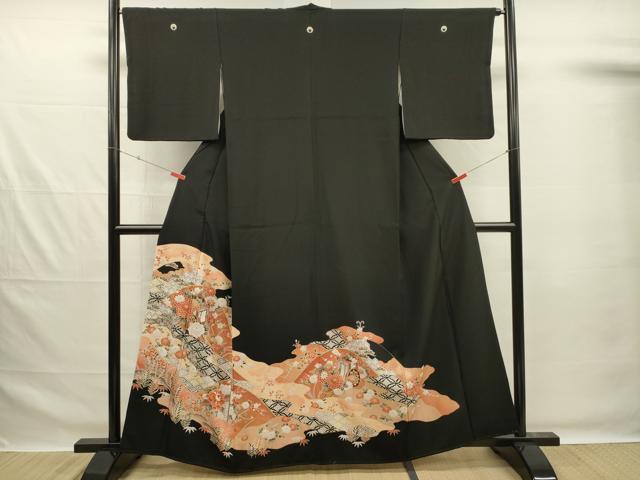 ■■■　サイズ　■■■ 身丈 159.5cm（肩から） 裄丈 64.5cm 袖丈 47cm　縫込み 3.5cm 袖幅 32.5cm 前幅 24cm 後幅 30cm 着物縫いこみ 内揚げ 6cm 裄 お袖側 約3.5cm　身頃側 約5cm ■■■　商品詳細　■■■ 【正絹・五つ紋・比翼仕立て】 状態は画像を添付しておりますので、そちらをご確認下さいますよう宜しくお願い致します。 大変上質な逸品になります。 お安く出品致しますので、是非この機会にいかがでしょうか？ ■■■　注意事項　■■■ ■モニター発色の具合により色合いが異なる場合がございます。 ■寸法は多少の誤差が生じる場合がございますのでご了承ください。 ■縫込みの長さが左右非対称の場合は短い部分を記載しております。 左右非対称であってもご返品・お値引き等の保証は出来かねますので、ご了承の上ご購入をお願い致します。 ■シミ等のチェックには注意を払っておりますが、見落としがある場合もございますし、個人の見解も様々ですので神経質な方のご購入はお控えください。 ■箪笥に入っておりました着物や帯なので畳みシワや匂いがあるものもございます。 ■お休みは基本的に土日祝となりますが、その他臨時でお休みする場合がございますのでご了承ください。 ■商品の発送は平日のみの発送となります。 ■夜間と土曜、日曜日はお問い合わせの回答が遅れる場合がございます。 ■当店では、お直し、紋入れ、お手入れ等は承っておりません。 ■生地の状態（ヤケ、経年劣化等）によってはサイズ直しが出来ない場合がございます。 その点もどうかご了承のうえ、ご購入をお願いいたします。 ■弊社で取り扱う商品は一点ものにつき、時期や在庫状況に応じて金額が変更となる場合がございます。 ■検針は行っておりません。予めご了承いただきますようお願いいたします。 ■【洗える着物】と記載のある商品におきましては、商品お届け後に洗濯を行ってしまってからのご返品にはご対応しかねます。 念の為、専門店でのお手入れをお願いいたします。 ■写真に写っている物が全てになります。それ以外の付属品はございませんのでご了承ください。 ■状態に関する写真につきましては、掲載可能な写真枚数に限りがあるため、各箇所につき1枚参考画像を掲載しております。 ■着物のサイズ目安は下記を参考ください↓ ＜女性着物＞　お端折り次第で＋5cm　－1cmが着用可能サイズ 　例）身丈170cmの場合、身長160cm～175cm ＜男性着物＞　身丈＋約25cm～27cm程が適応身長 　例）身丈155cmの場合、身長180～182cm