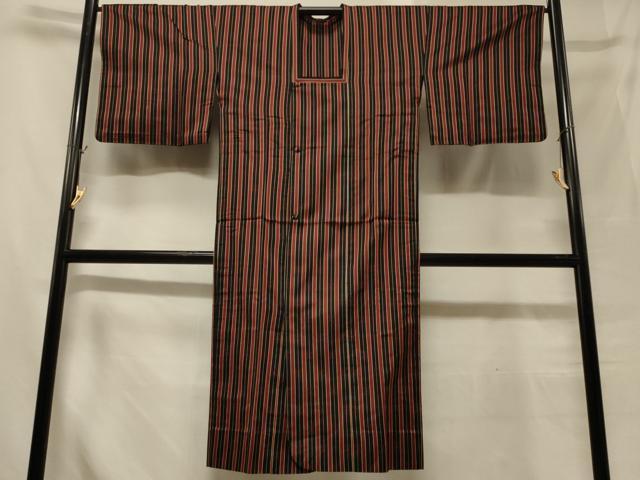 ■■■　サイズ　■■■ 身丈 130.5cm（肩から） 裄丈 67.5cm 袖丈 44cm　縫込み 2cm 袖幅 34.5cm 前幅 35cm 後幅 29.5cm 裄 お袖側 約1.5cm　身頃側 約2cm ■■■　商品詳細　■■■ 【正絹】 状態は画像を添付しておりますので、そちらをご確認下さいますよう宜しくお願い致します。 大変上質な逸品になります。 お安く出品致しますので、是非この機会にいかがでしょうか？ ■■■　注意事項　■■■ ■モニター発色の具合により色合いが異なる場合がございます。 ■寸法は多少の誤差が生じる場合がございますのでご了承ください。 ■縫込みの長さが左右非対称の場合は短い部分を記載しております。 左右非対称であってもご返品・お値引き等の保証は出来かねますので、ご了承の上ご購入をお願い致します。 ■シミ等のチェックには注意を払っておりますが、見落としがある場合もございますし、個人の見解も様々ですので神経質な方のご購入はお控えください。 ■箪笥に入っておりました着物や帯なので畳みシワや匂いがあるものもございます。 ■お休みは基本的に土日祝となりますが、その他臨時でお休みする場合がございますのでご了承ください。 ■商品の発送は平日のみの発送となります。 ■夜間と土曜、日曜日はお問い合わせの回答が遅れる場合がございます。 ■当店では、お直し、紋入れ、お手入れ等は承っておりません。 ■生地の状態（ヤケ、経年劣化等）によってはサイズ直しが出来ない場合がございます。 その点もどうかご了承のうえ、ご購入をお願いいたします。 ■弊社で取り扱う商品は一点ものにつき、時期や在庫状況に応じて金額が変更となる場合がございます。 ■検針は行っておりません。予めご了承いただきますようお願いいたします。 ■【洗える着物】と記載のある商品におきましては、商品お届け後に洗濯を行ってしまってからのご返品にはご対応しかねます。 念の為、専門店でのお手入れをお願いいたします。 ■着物のサイズ目安は下記を参考ください↓ ＜女性着物＞　お端折り次第で＋5cm　−1cmが着用可能サイズ 　例）身丈170cmの場合、身長160cm〜175cm ＜男性着物＞　身丈＋約25cm〜27cm程が適応身長 　例）身丈155cmの場合、身長180〜182cm