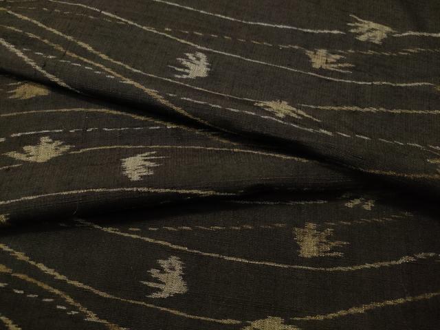 ■■■　サイズ　■■■ 身丈 158cm（肩から） 裄丈 64.5cm 袖丈 45cm　縫込み 6.5cm 袖幅 33cm 前幅 25.5cm 後幅 31.5cm 着物縫いこみ 内揚げ 4cm 裄 お袖側 約4cm　身頃側 約4cm ■■■　商品詳細　■■■ 【正絹】 状態は接写画像のように衿山に薄い汚れがございますが その他特に目立ったシミ汚れなどもなく大変良い状態です。 大変上質な逸品になります。 お安く出品致しますので、是非この機会にいかがでしょうか？ ■■■　注意事項　■■■ ■モニター発色の具合により色合いが異なる場合がございます。 ■寸法は多少の誤差が生じる場合がございますのでご了承ください。 ■シミ等のチェックには注意を払っておりますが、見落としがある場合もございますし、個人の見解も様々ですので神経質な方のご購入はお控えください。 ■箪笥に入っておりました着物や帯なので畳みシワや匂いがあるものもございます。 ■お休みは基本的に土日祝となりますが、その他臨時でお休みする場合がございますのでご了承ください。 ■商品の発送は平日のみの発送となります。 ■夜間と土曜、日曜日はお問い合わせの回答が遅れる場合がございます。 ■当店では、お直し、紋入れ、お手入れ等は承っておりません。 ■生地の状態（ヤケ、経年劣化等）によってはサイズ直しが出来ない場合がございます。 その点もどうかご了承のうえ、ご購入をお願いいたします。 ■着物のサイズ目安は下記を参考ください↓ ＜女性着物＞　身長-10cm+5cmが着用可能サイズ(お端折り次第) 　例）身長160cmの方→着物身丈150cm〜165cm ＜男性着物＞　身長-27cm ±5cmが着用可能サイズ 　例）身長170cmの方→着物身丈138cm〜148cm