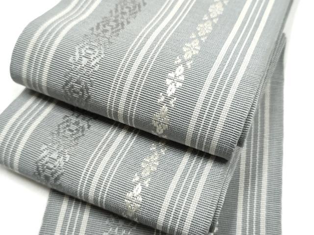 ■■■　サイズ　■■■ 長さ 382cm 幅 9cm程 ■■■　商品詳細　■■■ 【正絹】 状態は接写画像のように胴回り・裏地・表地所々に汚れがございます。 本場筑前博多織は、福岡県福岡市博多区やその周辺で生産される絹織物です。 仏具のひとつである独鈷、華皿を基にした幾何学模様が織られています。 江戸時代に筑前藩主だった黒田長政が幕府への献上品にしたことから、博多献上、献上博多とも呼ばれます。 経糸が緯糸を包み込んで、表面には経糸だけ出て、横畝が際立って見える経畝織りという織りになっています。 30〜60本の細い経糸を使うため、こしやはりがあり、地合が硬く、光沢感があります。 きちんと締まり、くずれにくい、締めやすい帯といわれています。 大変上質な逸品になりますのでぜひお手入れをされてお召しになられてはいかがでしょうか。 お安く出品致しますので、是非この機会にいかがでしょうか？ ■■■　注意事項　■■■ ■モニター発色の具合により色合いが異なる場合がございます。 ■寸法は多少の誤差が生じる場合がございますのでご了承ください。 ■縫込みの長さが左右非対称の場合は短い部分を記載しております。 左右非対称であってもご返品・お値引き等の保証は出来かねますので、ご了承の上ご購入をお願い致します。 ■シミ等のチェックには注意を払っておりますが、見落としがある場合もございますし、個人の見解も様々ですので神経質な方のご購入はお控えください。 ■箪笥に入っておりました着物や帯なので畳みシワや匂いがあるものもございます。 ■お休みは基本的に土日祝となりますが、その他臨時でお休みする場合がございますのでご了承ください。 ■商品の発送は平日のみの発送となります。 ■夜間と土曜、日曜日はお問い合わせの回答が遅れる場合がございます。 ■当店では、お直し、紋入れ、お手入れ等は承っておりません。 ■生地の状態（ヤケ、経年劣化等）によってはサイズ直しが出来ない場合がございます。 その点もどうかご了承のうえ、ご購入をお願いいたします。 ■弊社で取り扱う商品は一点ものにつき、時期や在庫状況に応じて金額が変更となる場合がございます。 ■検針は行っておりません。予めご了承いただきますようお願いいたします。 ■【洗える着物】と記載のある商品におきましては、商品お届け後に洗濯を行ってしまってからのご返品にはご対応しかねます。 念の為、専門店でのお手入れをお願いいたします。 ■写真に写っている物が全てになります。それ以外の付属品はございませんのでご了承ください。 ■状態に関する写真につきましては、掲載可能な写真枚数に限りがあるため、各箇所につき1枚参考画像を掲載しております。 ■着物のサイズ目安は下記を参考ください↓ ＜女性着物＞　お端折り次第で＋5cm　−1cmが着用可能サイズ 　例）身丈170cmの場合、身長160cm〜175cm ＜男性着物＞　身丈＋約25cm〜27cm程が適応身長 　例）身丈155cmの場合、身長180〜182cm
