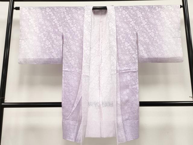■■■　サイズ　■■■ 身丈 102cm（肩から） 裄丈 67cm 袖丈 48cm 袖幅 34.5cm 前幅 15cm 後幅 24.5cm 裄 お袖側 約 1.5cm　身頃側 約 1.5cm ■■■　商品詳細　■■■ 【正絹】 状態は接写画像のように、右袖前に薄いシミがございますが その他特に目立ったシミ汚れなどもなく大変良い状態です。 大変上質な極上の逸品になります。 お安く出品致しますので、是非この機会にいかがでしょうか？ ■■■　注意事項　■■■ ■モニター発色の具合により色合いが異なる場合がございます。 ■寸法は多少の誤差が生じる場合がございますのでご了承ください。 ■縫込みの長さが左右非対称の場合は短い部分を記載しております。 左右非対称であってもご返品・お値引き等の保証は出来かねますので、ご了承の上ご購入をお願い致します。 ■シミ等のチェックには注意を払っておりますが、見落としがある場合もございますし、個人の見解も様々ですので神経質な方のご購入はお控えください。 ■箪笥に入っておりました着物や帯なので畳みシワや匂いがあるものもございます。 ■お休みは基本的に土日祝となりますが、その他臨時でお休みする場合がございますのでご了承ください。 ■商品の発送は平日のみの発送となります。 ■夜間と土曜、日曜日はお問い合わせの回答が遅れる場合がございます。 ■当店では、お直し、紋入れ、お手入れ等は承っておりません。 ■生地の状態（ヤケ、経年劣化等）によってはサイズ直しが出来ない場合がございます。 その点もどうかご了承のうえ、ご購入をお願いいたします。 ■弊社で取り扱う商品は一点ものにつき、時期や在庫状況に応じて金額が変更となる場合がございます。 ■検針は行っておりません。予めご了承いただきますようお願いいたします。 ■【洗える着物】と記載のある商品におきましては、商品お届け後に洗濯を行ってしまってからのご返品にはご対応しかねます。 念の為、専門店でのお手入れをお願いいたします。 ■着物のサイズ目安は下記を参考ください↓ ＜女性着物＞　お端折り次第で＋5?　−10?が着用可能サイズ 　例）身丈170?の場合、身長160?〜175? ＜男性着物＞　身丈＋約25?〜27?程が適応身長 　例）身丈155?の場合、身長180〜182?
