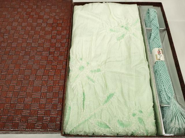 ■■■　商品詳細　■■■ サイズ 長さ 152cm程 【未使用】 状態は特に目立ったシミ汚れなどもなく大変良い状態です。 大変上質な逸品になります。 お安く出品致しますので、是非この機会にいかがでしょうか？ ■■■　注意事項　■■■ ■モニター発色の具合により色合いが異なる場合がございます。 ■寸法は多少の誤差が生じる場合がございますのでご了承ください。 ■縫込みの長さが左右非対称の場合は短い部分を記載しております。 左右非対称であってもご返品・お値引き等の保証は出来かねますので、ご了承の上ご購入をお願い致します。 ■シミ等のチェックには注意を払っておりますが、見落としがある場合もございますし、個人の見解も様々ですので神経質な方のご購入はお控えください。 ■箪笥に入っておりました着物や帯なので畳みシワや匂いがあるものもございます。 ■お休みは基本的に土日祝となりますが、その他臨時でお休みする場合がございますのでご了承ください。 ■商品の発送は平日のみの発送となります。 ■夜間と土曜、日曜日はお問い合わせの回答が遅れる場合がございます。 ■当店では、お直し、紋入れ、お手入れ等は承っておりません。 ■生地の状態（ヤケ、経年劣化等）によってはサイズ直しが出来ない場合がございます。 その点もどうかご了承のうえ、ご購入をお願いいたします。 ■弊社で取り扱う商品は一点ものにつき、時期や在庫状況に応じて金額が変更となる場合がございます。 ■検針は行っておりません。予めご了承いただきますようお願いいたします。 ■【洗える着物】と記載のある商品におきましては、商品お届け後に洗濯を行ってしまってからのご返品にはご対応しかねます。 念の為、専門店でのお手入れをお願いいたします。 ■着物のサイズ目安は下記を参考ください↓ ＜女性着物＞　お端折り次第で＋5cm　−1cmが着用可能サイズ 　例）身丈170cmの場合、身長160cm〜175cm ＜男性着物＞　身丈＋約25cm〜27cm程が適応身長 　例）身丈155cmの場合、身長180〜182cm