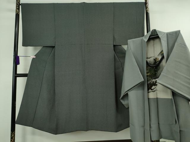 ■■■　サイズ　■■■ 【着物】 身丈 135cm（肩から） 裄丈 67.5cm 袖丈 49cm 袖幅 34.5cm 前幅 26cm 後幅 30.5cm 着物縫いこみ 内揚げ 7cm 裄 お袖側 約 2.5cm　身頃側 約 3cm 【羽織】 身丈 91.5cm（肩から） 裄丈 68.5cm 袖丈 49cm 袖幅 35cm 前幅 18.5cm 後幅 30.5cm 裄 お袖側 約 5cm　身頃側 約 3cm ■■■　商品詳細　■■■ 【正絹】 状態は特に目立ったシミ汚れなどもなく大変良い状態です。 大変上質な極上の逸品になります。 お安く出品致しますので、是非この機会にいかがでしょうか？ ■■■　注意事項　■■■ ■モニター発色の具合により色合いが異なる場合がございます。 ■寸法は多少の誤差が生じる場合がございますのでご了承ください。 ■縫込みの長さが左右非対称の場合は短い部分を記載しております。 左右非対称であってもご返品・お値引き等の保証は出来かねますので、ご了承の上ご購入をお願い致します。 ■シミ等のチェックには注意を払っておりますが、見落としがある場合もございますし、個人の見解も様々ですので神経質な方のご購入はお控えください。 ■箪笥に入っておりました着物や帯なので畳みシワや匂いがあるものもございます。 ■お休みは基本的に土日祝となりますが、その他臨時でお休みする場合がございますのでご了承ください。 ■商品の発送は平日のみの発送となります。 ■夜間と土曜、日曜日はお問い合わせの回答が遅れる場合がございます。 ■当店では、お直し、紋入れ、お手入れ等は承っておりません。 ■生地の状態（ヤケ、経年劣化等）によってはサイズ直しが出来ない場合がございます。 その点もどうかご了承のうえ、ご購入をお願いいたします。 ■弊社で取り扱う商品は一点ものにつき、時期や在庫状況に応じて金額が変更となる場合がございます。 ■検針は行っておりません。予めご了承いただきますようお願いいたします。 ■【洗える着物】と記載のある商品におきましては、商品お届け後に洗濯を行ってしまってからのご返品にはご対応しかねます。 念の為、専門店でのお手入れをお願いいたします。 ■写真に写っている物が全てになります。 それ以外の付属品はございませんのでご了承ください。 ■状態に関する写真につきましては、掲載可能な写真枚数に限りがあるため、 各箇所につき1枚参考画像を掲載しております。 ■着物のサイズ目安は下記を参考ください↓ ＜女性着物＞　お端折り次第で＋5cm　−10cmが着用可能サイズ 　例）身丈170cmの場合、身長160cm〜175cm ＜男性着物＞　身丈＋約25cm〜27cm程が適応身長 　例）身丈155cmの場合、身長180cm〜182cm