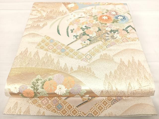 ■■■　サイズ　■■■ 長さ 420cm 幅 30.5cm程 ■■■　商品詳細　■■■ 【正絹】 詳細に関しましては、画像をご確認ください。 大変上質な逸品になります。 お安く出品致しますので、是非この機会にいかがでしょうか？ ※たれ先未かがりですが着用には問題ありません。 ■■■　注意事項　■■■ ■モニター発色の具合により色合いが異なる場合がございます。 ■寸法は多少の誤差が生じる場合がございますのでご了承ください。 ■縫込みの長さが左右非対称の場合は短い部分を記載しております。 左右非対称であってもご返品・お値引き等の保証は出来かねますので、ご了承の上ご購入をお願い致します。 ■シミ等のチェックには注意を払っておりますが、見落としがある場合もございますし、個人の見解も様々ですので神経質な方のご購入はお控えください。 ■箪笥に入っておりました着物や帯なので畳みシワや匂いがあるものもございます。 ■お休みは基本的に土日祝となりますが、その他臨時でお休みする場合がございますのでご了承ください。 ■商品の発送は平日のみの発送となります。 ■夜間と土曜、日曜日はお問い合わせの回答が遅れる場合がございます。 ■当店では、お直し、紋入れ、お手入れ等は承っておりません。 ■生地の状態（ヤケ、経年劣化等）によってはサイズ直しが出来ない場合がございます。 その点もどうかご了承のうえ、ご購入をお願いいたします。 ■弊社で取り扱う商品は一点ものにつき、時期や在庫状況に応じて金額が変更となる場合がございます。 ■検針は行っておりません。予めご了承いただきますようお願いいたします。 ■【洗える着物】と記載のある商品におきましては、商品お届け後に洗濯を行ってしまってからのご返品にはご対応しかねます。 念の為、専門店でのお手入れをお願いいたします。 ■着物のサイズ目安は下記を参考ください↓ ＜女性着物＞　お端折り次第で＋5cm　−1cmが着用可能サイズ 　例）身丈170cmの場合、身長160cm〜175cm ＜男性着物＞　身丈＋約25cm〜27cm程が適応身長 　例）身丈155cmの場合、身長180〜182cm