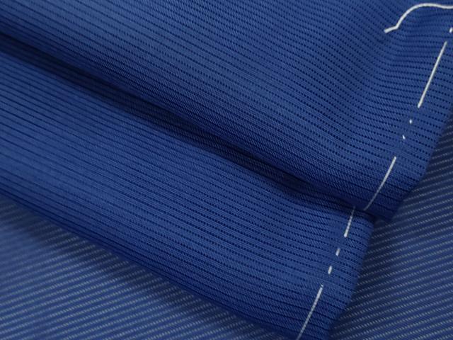 ■■■　サイズ　■■■ 身丈 169cm（肩から） 裄丈 68.5cm 袖丈 47.5cm　縫込み 3.5cm 袖幅 34cm 前幅 24.5cm 後幅 29cm 着物縫いこみ 内揚げ 3.5cm 裄 お袖側 約0.5cm　身頃側 約0cm ■■■　商品詳細　■■■ 【化繊・紋無し・未使用】 状態は接写画像のように衿裏に薄い汚れがございますが その他表地は特に目立ったシミ汚れなどもなく大変良い状態です。 お安く出品致しますので、是非この機会にいかがでしょうか？ ※ご自身で洗濯された場合の保証はできかねます。 専門店にご相談ください。 ■■■　注意事項　■■■ ■モニター発色の具合により色合いが異なる場合がございます。 ■寸法は多少の誤差が生じる場合がございますのでご了承ください。 ■縫込みの長さが左右非対称の場合は短い部分を記載しております。 左右非対称であってもご返品・お値引き等の保証は出来かねますので、ご了承の上ご購入をお願い致します。 ■シミ等のチェックには注意を払っておりますが、見落としがある場合もございますし、個人の見解も様々ですので神経質な方のご購入はお控えください。 ■箪笥に入っておりました着物や帯なので畳みシワや匂いがあるものもございます。 ■お休みは基本的に土日祝となりますが、その他臨時でお休みする場合がございますのでご了承ください。 ■商品の発送は平日のみの発送となります。 ■夜間と土曜、日曜日はお問い合わせの回答が遅れる場合がございます。 ■当店では、お直し、紋入れ、お手入れ等は承っておりません。 ■生地の状態（ヤケ、経年劣化等）によってはサイズ直しが出来ない場合がございます。 その点もどうかご了承のうえ、ご購入をお願いいたします。 ■弊社で取り扱う商品は一点ものにつき、時期や在庫状況に応じて金額が変更となる場合がございます。 ■検針は行っておりません。予めご了承いただきますようお願いいたします。 ■【洗える着物】と記載のある商品におきましては、商品お届け後に洗濯を行ってしまってからのご返品にはご対応しかねます。 念の為、専門店でのお手入れをお願いいたします。 ■着物のサイズ目安は下記を参考ください↓ ＜女性着物＞　お端折り次第で＋5cm　−1cmが着用可能サイズ 　例）身丈170cmの場合、身長160cm〜175cm ＜男性着物＞　身丈＋約25cm〜27cm程が適応身長 　例）身丈155cmの場合、身長180〜182cm