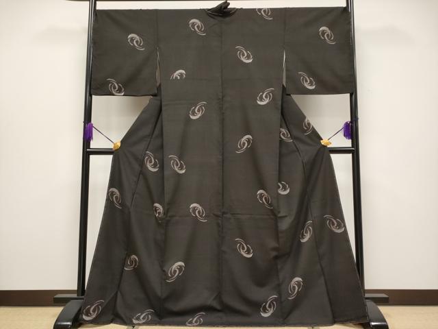 平和屋の平和屋着物●極上　本場大島紬　9マルキ　地空き　舞花文　逸品　未使用　CYAA4071s6｜アングル2
