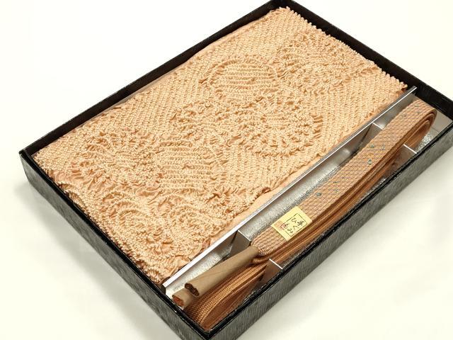 ■■■　商品詳細　■■■ 【未使用】 状態は参考画像のように糸よれがございます。 大変上質な逸品になります。 お安く出品致しますので、是非この機会にいかがでしょうか？ 帯締め長さ　約151cm ■■■　注意事項　■■■ ■モニター発色の具合により色合いが異なる場合がございます。 ■寸法は多少の誤差が生じる場合がございますのでご了承ください。 ■縫込みの長さが左右非対称の場合は短い部分を記載しております。 左右非対称であってもご返品・お値引き等の保証は出来かねますので、ご了承の上ご購入をお願い致します。 ■シミ等のチェックには注意を払っておりますが、見落としがある場合もございますし、個人の見解も様々ですので神経質な方のご購入はお控えください。 ■箪笥に入っておりました着物や帯なので畳みシワや匂いがあるものもございます。 ■お休みは基本的に土日祝となりますが、その他臨時でお休みする場合がございますのでご了承ください。 ■商品の発送は平日のみの発送となります。 ■夜間と土曜、日曜日はお問い合わせの回答が遅れる場合がございます。 ■当店では、お直し、紋入れ、お手入れ等は承っておりません。 ■生地の状態（ヤケ、経年劣化等）によってはサイズ直しが出来ない場合がございます。 その点もどうかご了承のうえ、ご購入をお願いいたします。 ■弊社で取り扱う商品は一点ものにつき、時期や在庫状況に応じて金額が変更となる場合がございます。 ■検針は行っておりません。予めご了承いただきますようお願いいたします。 ■【洗える着物】と記載のある商品におきましては、商品お届け後に洗濯を行ってしまってからのご返品にはご対応しかねます。 念の為、専門店でのお手入れをお願いいたします。 ■写真に写っている物が全てになります。それ以外の付属品はございませんのでご了承ください。 ■状態に関する写真につきましては、掲載可能な写真枚数に限りがあるため、各箇所につき1枚参考画像を掲載しております。 ■着物のサイズ目安は下記を参考ください↓ ＜女性着物＞　お端折り次第で＋5cm　－1cmが着用可能サイズ 　例）身丈170cmの場合、身長160cm～175cm ＜男性着物＞　身丈＋約25cm～27cm程が適応身長 　例）身丈155cmの場合、身長180～182cm