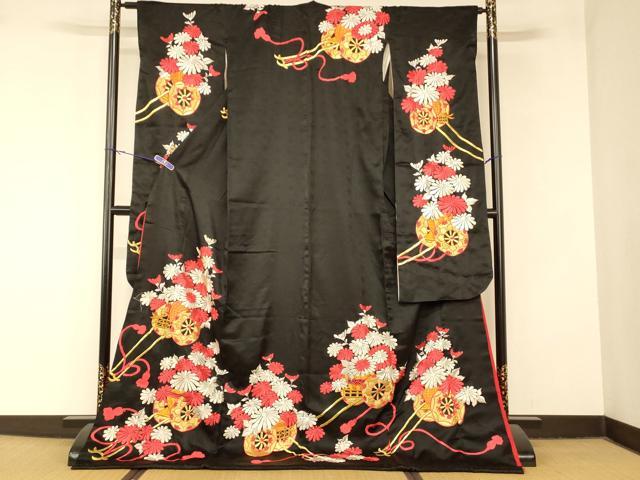 ■■■　サイズ　■■■ 身丈 182cm（肩から） 裄丈 63cm 袖丈 110.5cm　縫込み 3cm 袖幅 32cm 前幅 25cm 後幅 31cm 着物縫いこみ 内揚げ 0cm 裄 お袖側 約1.5cm　身頃側 約2cm ■■■　商品詳細　■■■ 【正絹・ふき綿仕立て・比翼仕立て】 状態は接写画像のようにふき綿部分・袖口・袖裏・比翼・八掛に薄い汚れ、表地に糸解けと汚れがございますが その他特に目立ったシミ汚れなどもなく大変良い状態です。 大変上質な逸品になります。 お安く出品致しますので、是非この機会にいかがでしょうか？ ■■■　注意事項　■■■ ■モニター発色の具合により色合いが異なる場合がございます。 ■寸法は多少の誤差が生じる場合がございますのでご了承ください。 ■縫込みの長さが左右非対称の場合は短い部分を記載しております。 左右非対称であってもご返品・お値引き等の保証は出来かねますので、ご了承の上ご購入をお願い致します。 ■シミ等のチェックには注意を払っておりますが、見落としがある場合もございますし、個人の見解も様々ですので神経質な方のご購入はお控えください。 ■箪笥に入っておりました着物や帯なので畳みシワや匂いがあるものもございます。 ■お休みは基本的に土日祝となりますが、その他臨時でお休みする場合がございますのでご了承ください。 ■商品の発送は平日のみの発送となります。 ■夜間と土曜、日曜日はお問い合わせの回答が遅れる場合がございます。 ■当店では、お直し、紋入れ、お手入れ等は承っておりません。 ■生地の状態（ヤケ、経年劣化等）によってはサイズ直しが出来ない場合がございます。 その点もどうかご了承のうえ、ご購入をお願いいたします。 ■弊社で取り扱う商品は一点ものにつき、時期や在庫状況に応じて金額が変更となる場合がございます。 ■検針は行っておりません。予めご了承いただきますようお願いいたします。 ■【洗える着物】と記載のある商品におきましては、商品お届け後に洗濯を行ってしまってからのご返品にはご対応しかねます。 念の為、専門店でのお手入れをお願いいたします。 ■写真に写っている物が全てになります。それ以外の付属品はございませんのでご了承ください。 ■状態に関する写真につきましては、掲載可能な写真枚数に限りがあるため、各箇所につき1枚参考画像を掲載しております。 ■着物のサイズ目安は下記を参考ください↓ ＜女性着物＞　お端折り次第で＋5cm　−1cmが着用可能サイズ 　例）身丈170cmの場合、身長160cm〜175cm ＜男性着物＞　身丈＋約25cm〜27cm程が適応身長 　例）身丈155cmの場合、身長180〜182cm