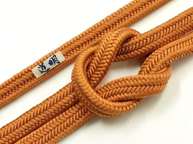 ■■■　サイズ　■■■ 長さ　約166.5cm（房を除く） ■■■　商品詳細　■■■ 【正絹】 状態は特に目立ったシミ汚れなどもなく大変良い状態です。 大変上質な逸品になります。 お安く出品致しますので、是非この機会にいかがでしょうか？ ■■■　注意事項　■■■ ■モニター発色の具合により色合いが異なる場合がございます。 ■寸法は多少の誤差が生じる場合がございますのでご了承ください。 ■縫込みの長さが左右非対称の場合は短い部分を記載しております。 左右非対称であってもご返品・お値引き等の保証は出来かねますので、ご了承の上ご購入をお願い致します。 ■シミ等のチェックには注意を払っておりますが、見落としがある場合もございますし、個人の見解も様々ですので神経質な方のご購入はお控えください。 ■箪笥に入っておりました着物や帯なので畳みシワや匂いがあるものもございます。 ■お休みは基本的に土日祝となりますが、その他臨時でお休みする場合がございますのでご了承ください。 ■商品の発送は平日のみの発送となります。 ■夜間と土曜、日曜日はお問い合わせの回答が遅れる場合がございます。 ■当店では、お直し、紋入れ、お手入れ等は承っておりません。 ■生地の状態（ヤケ、経年劣化等）によってはサイズ直しが出来ない場合がございます。 その点もどうかご了承のうえ、ご購入をお願いいたします。 ■弊社で取り扱う商品は一点ものにつき、時期や在庫状況に応じて金額が変更となる場合がございます。 ■検針は行っておりません。予めご了承いただきますようお願いいたします。 ■【洗える着物】と記載のある商品におきましては、商品お届け後に洗濯を行ってしまってからのご返品にはご対応しかねます。 念の為、専門店でのお手入れをお願いいたします。 ■着物のサイズ目安は下記を参考ください↓ ＜女性着物＞　お端折り次第で＋5cm　−1cmが着用可能サイズ 　例）身丈170cmの場合、身長160cm〜175cm ＜男性着物＞　身丈＋約25cm〜27cm程が適応身長 　例）身丈155cmの場合、身長180〜182cm