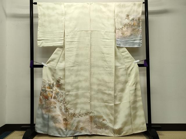 ■■■　サイズ　■■■ 身丈 163cm（肩から） 裄丈 64cm 袖丈 56cm　縫込み 7.5cm 袖幅 32.5cm 前幅 24cm 後幅 30cm 着物縫いこみ 内揚げ 3cm 裄 お袖側 約2.5cm　身頃側 約2.5cm ■■■　商品詳細　■■■ 【正絹・未使用】 状態は接写画像のように後身頃・下前・左袖前に薄い汚れがございますが その他特に目立ったシミ汚れなどもなく大変良い状態です。 金彩友禅を確立された日本随一の染織家です。 活動の幅も広く、相撲界では金彩友禅の 裾回しなど数多くの偉業経歴を持たれる名工で御座います。 大変上質な逸品になります。 お安く出品致しますので、是非この機会にいかがでしょうか？ ■■■　注意事項　■■■ ■モニター発色の具合により色合いが異なる場合がございます。 ■寸法は多少の誤差が生じる場合がございますのでご了承ください。 ■縫込みの長さが左右非対称の場合は短い部分を記載しております。 左右非対称であってもご返品・お値引き等の保証は出来かねますので、ご了承の上ご購入をお願い致します。 ■シミ等のチェックには注意を払っておりますが、見落としがある場合もございますし、個人の見解も様々ですので神経質な方のご購入はお控えください。 ■箪笥に入っておりました着物や帯なので畳みシワや匂いがあるものもございます。 ■お休みは基本的に土日祝となりますが、その他臨時でお休みする場合がございますのでご了承ください。 ■商品の発送は平日のみの発送となります。 ■夜間と土曜、日曜日はお問い合わせの回答が遅れる場合がございます。 ■当店では、お直し、紋入れ、お手入れ等は承っておりません。 ■生地の状態（ヤケ、経年劣化等）によってはサイズ直しが出来ない場合がございます。 その点もどうかご了承のうえ、ご購入をお願いいたします。 ■弊社で取り扱う商品は一点ものにつき、時期や在庫状況に応じて金額が変更となる場合がございます。 ■検針は行っておりません。予めご了承いただきますようお願いいたします。 ■【洗える着物】と記載のある商品におきましては、商品お届け後に洗濯を行ってしまってからのご返品にはご対応しかねます。 念の為、専門店でのお手入れをお願いいたします。 ■着物のサイズ目安は下記を参考ください↓ ＜女性着物＞　お端折り次第で＋5cm　−1cmが着用可能サイズ 　例）身丈170cmの場合、身長160cm〜175cm ＜男性着物＞　身丈＋約25cm〜27cm程が適応身長 　例）身丈155cmの場合、身長180〜182cm