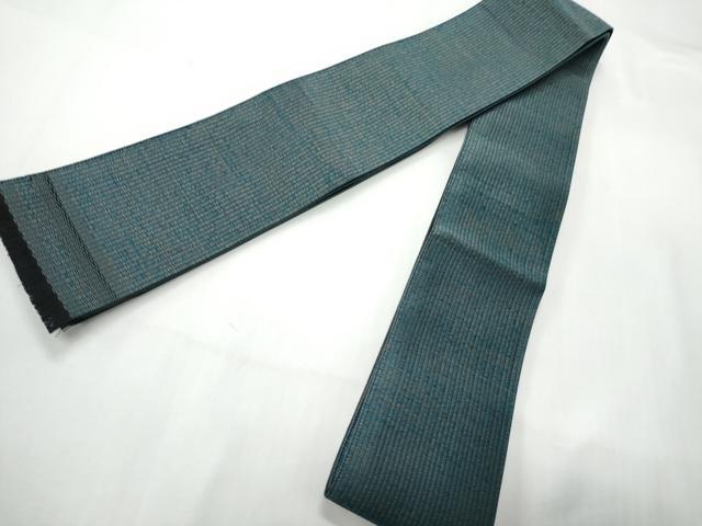 ■■■　サイズ　■■■ 長さ 408cm 幅 9.5cm程 ■■■　商品詳細　■■■ 【化繊（ビニロン50%・ポリノジック50%）・未使用】 状態は一度も締めておらず 特に目立ったシミ汚れなどもなく大変良い状態です。 お安く出品致しますので、是非この機会にいかがでしょうか？ ※両側未かがりですが着用には問題ありません。 ■■■　注意事項　■■■ ■モニター発色の具合により色合いが異なる場合がございます。 ■寸法は多少の誤差が生じる場合がございますのでご了承ください。 ■縫込みの長さが左右非対称の場合は短い部分を記載しております。 左右非対称であってもご返品・お値引き等の保証は出来かねますので、ご了承の上ご購入をお願い致します。 ■シミ等のチェックには注意を払っておりますが、見落としがある場合もございますし、個人の見解も様々ですので神経質な方のご購入はお控えください。 ■箪笥に入っておりました着物や帯なので畳みシワや匂いがあるものもございます。 ■お休みは基本的に土日祝となりますが、その他臨時でお休みする場合がございますのでご了承ください。 ■商品の発送は平日のみの発送となります。 ■夜間と土曜、日曜日はお問い合わせの回答が遅れる場合がございます。 ■当店では、お直し、紋入れ、お手入れ等は承っておりません。 ■生地の状態（ヤケ、経年劣化等）によってはサイズ直しが出来ない場合がございます。 その点もどうかご了承のうえ、ご購入をお願いいたします。 ■弊社で取り扱う商品は一点ものにつき、時期や在庫状況に応じて金額が変更となる場合がございます。 ■検針は行っておりません。予めご了承いただきますようお願いいたします。 ■【洗える着物】と記載のある商品におきましては、商品お届け後に洗濯を行ってしまってからのご返品にはご対応しかねます。 念の為、専門店でのお手入れをお願いいたします。 ■写真に写っている物が全てになります。それ以外の付属品はございませんのでご了承ください。 ■状態に関する写真につきましては、掲載可能な写真枚数に限りがあるため、各箇所につき1枚参考画像を掲載しております。 ■着物のサイズ目安は下記を参考ください↓ ＜女性着物＞　お端折り次第で＋5cm　－1cmが着用可能サイズ 　例）身丈170cmの場合、身長160cm～175cm ＜男性着物＞　身丈＋約25cm～27cm程が適応身長 　例）身丈155cmの場合、身長180～182cm