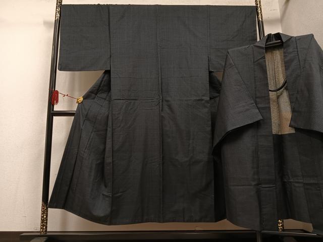 ■■■　サイズ　■■■ 【着物】 身丈 144cm（肩から） 裄丈 68cm 袖丈 49.5cm　縫込み 2.5cm 袖幅 33cm 前幅 26.5cm 後幅 32.5cm 着物縫いこみ 内揚げ 3cm 裄 お袖側 約0cm　身頃側 約0cm 【羽織】 身丈 93cm（肩から） 裄丈 68.5cm 袖丈 49.5cm　縫込み 0cm 袖幅 34.5cm 前幅 21cm 後幅 32.5cm 裄 お袖側 約0cm　身頃側 約0cm ■■■　商品詳細　■■■ 【正絹】 着物の状態は接写画像のように後身頃に薄い汚れがございますが その他特に目立ったシミ汚れなどもなく大変良い状態です。 大変上質な逸品になります。 お安く出品致しますので、是非この機会にいかがでしょうか？ ■■■　注意事項　■■■ ■モニター発色の具合により色合いが異なる場合がございます。 ■寸法は多少の誤差が生じる場合がございますのでご了承ください。 ■縫込みの長さが左右非対称の場合は短い部分を記載しております。 左右非対称であってもご返品・お値引き等の保証は出来かねますので、ご了承の上ご購入をお願い致します。 ■シミ等のチェックには注意を払っておりますが、見落としがある場合もございますし、個人の見解も様々ですので神経質な方のご購入はお控えください。 ■箪笥に入っておりました着物や帯なので畳みシワや匂いがあるものもございます。 ■お休みは基本的に土日祝となりますが、その他臨時でお休みする場合がございますのでご了承ください。 ■商品の発送は平日のみの発送となります。 ■夜間と土曜、日曜日はお問い合わせの回答が遅れる場合がございます。 ■当店では、お直し、紋入れ、お手入れ等は承っておりません。 ■生地の状態（ヤケ、経年劣化等）によってはサイズ直しが出来ない場合がございます。 その点もどうかご了承のうえ、ご購入をお願いいたします。 ■弊社で取り扱う商品は一点ものにつき、時期や在庫状況に応じて金額が変更となる場合がございます。 ■検針は行っておりません。予めご了承いただきますようお願いいたします。 ■【洗える着物】と記載のある商品におきましては、商品お届け後に洗濯を行ってしまってからのご返品にはご対応しかねます。 念の為、専門店でのお手入れをお願いいたします。 ■写真に写っている物が全てになります。それ以外の付属品はございませんのでご了承ください。 ■状態に関する写真につきましては、掲載可能な写真枚数に限りがあるため、各箇所につき1枚参考画像を掲載しております。 ■着物のサイズ目安は下記を参考ください↓ ＜女性着物＞　お端折り次第で＋5cm　−1cmが着用可能サイズ 　例）身丈170cmの場合、身長160cm〜175cm ＜男性着物＞　身丈＋約25cm〜27cm程が適応身長 　例）身丈155cmの場合、身長180〜182cm