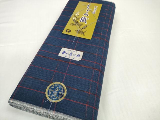 ■■■　サイズ　■■■ 長さ　　着尺分あり 幅　　　約36cm ■■■　商品詳細　■■■ 【綿・未使用】 状態は特に目立ったシミ汚れなどもなく大変良い状態です。 徳島県の伝統的な綿織物で、 国によって伝統的工芸品に指定されている阿波しじら織。 かつて徳島藩では庶民の絹織物の着用が禁じられており、 綿織物をよりお洒落に楽しみたいという人々の思いから生まれた織物です。 経糸の伸縮性を利用した、独特のしぼのある風合いが 素朴な魅力に満ちていて、なんといっても先染め糸で 織り表された柄が気取らないお洒落さを感じさせます。 また、木綿の肌触りも大変優しくさらさらしており、 吸湿性に優れていますので蒸れずに快適な着物姿を楽しめます。 大変上質な逸品になります。 お安く出品致しますので、是非この機会にいかがでしょうか？ ■■■　注意事項　■■■ ■モニター発色の具合により色合いが異なる場合がございます。 ■寸法は多少の誤差が生じる場合がございますのでご了承ください。 ■縫込みの長さが左右非対称の場合は短い部分を記載しております。 左右非対称であってもご返品・お値引き等の保証は出来かねますので、ご了承の上ご購入をお願い致します。 ■シミ等のチェックには注意を払っておりますが、見落としがある場合もございますし、個人の見解も様々ですので神経質な方のご購入はお控えください。 ■箪笥に入っておりました着物や帯なので畳みシワや匂いがあるものもございます。 ■お休みは基本的に土日祝となりますが、その他臨時でお休みする場合がございますのでご了承ください。 ■商品の発送は平日のみの発送となります。 ■夜間と土曜、日曜日はお問い合わせの回答が遅れる場合がございます。 ■当店では、お直し、紋入れ、お手入れ等は承っておりません。 ■生地の状態（ヤケ、経年劣化等）によってはサイズ直しが出来ない場合がございます。 その点もどうかご了承のうえ、ご購入をお願いいたします。 ■弊社で取り扱う商品は一点ものにつき、時期や在庫状況に応じて金額が変更となる場合がございます。 ■検針は行っておりません。予めご了承いただきますようお願いいたします。 ■【洗える着物】と記載のある商品におきましては、商品お届け後に洗濯を行ってしまってからのご返品にはご対応しかねます。 念の為、専門店でのお手入れをお願いいたします。 ■写真に写っている物が全てになります。それ以外の付属品はございませんのでご了承ください。 ■状態に関する写真につきましては、掲載可能な写真枚数に限りがあるため、各箇所につき1枚参考画像を掲載しております。 ■着物のサイズ目安は下記を参考ください↓ ＜女性着物＞　お端折り次第で＋5cm　－1cmが着用可能サイズ 　例）身丈170cmの場合、身長160cm～175cm ＜男性着物＞　身丈＋約25cm～27cm程が適応身長 　例）身丈155cmの場合、身長180～182cm