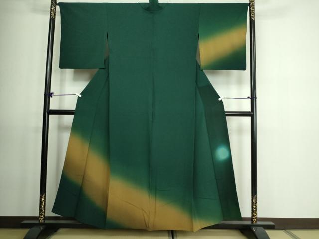 ■■■　サイズ　■■■ 身丈 155.5cm（肩から） 裄丈 66cm 袖丈 48cm　縫込み 4cm 袖幅 33.5cm 前幅 25.5cm 後幅 31.5cm 着物縫いこみ 内揚げ 6.5cm 裄 お袖側 約2cm　身頃側 約1.5cm ■■■　商品詳細　■■■ 【正絹】 状態は接写画像のように衿山に薄い汚れがございますが その他特に目立ったシミ汚れなどもなく大変良い状態です。 大変上質な逸品になります。 お安く出品致しますので、是非この機会にいかがでしょうか？ ■■■　注意事項　■■■ ■モニター発色の具合により色合いが異なる場合がございます。 ■寸法は多少の誤差が生じる場合がございますのでご了承ください。 ■縫込みの長さが左右非対称の場合は短い部分を記載しております。 左右非対称であってもご返品・お値引き等の保証は出来かねますので、ご了承の上ご購入をお願い致します。 ■シミ等のチェックには注意を払っておりますが、見落としがある場合もございますし、個人の見解も様々ですので神経質な方のご購入はお控えください。 ■箪笥に入っておりました着物や帯なので畳みシワや匂いがあるものもございます。 ■お休みは基本的に土日祝となりますが、その他臨時でお休みする場合がございますのでご了承ください。 ■商品の発送は平日のみの発送となります。 ■夜間と土曜、日曜日はお問い合わせの回答が遅れる場合がございます。 ■当店では、お直し、紋入れ、お手入れ等は承っておりません。 ■生地の状態（ヤケ、経年劣化等）によってはサイズ直しが出来ない場合がございます。 その点もどうかご了承のうえ、ご購入をお願いいたします。 ■弊社で取り扱う商品は一点ものにつき、時期や在庫状況に応じて金額が変更となる場合がございます。 ■検針は行っておりません。予めご了承いただきますようお願いいたします。 ■【洗える着物】と記載のある商品におきましては、商品お届け後に洗濯を行ってしまってからのご返品にはご対応しかねます。 念の為、専門店でのお手入れをお願いいたします。 ■着物のサイズ目安は下記を参考ください↓ ＜女性着物＞　お端折り次第で＋5?　−10?が着用可能サイズ 　例）身丈170?の場合、身長160?〜175? ＜男性着物＞　身丈＋約25?〜27?程が適応身長 　例）身丈155?の場合、身長180〜182?