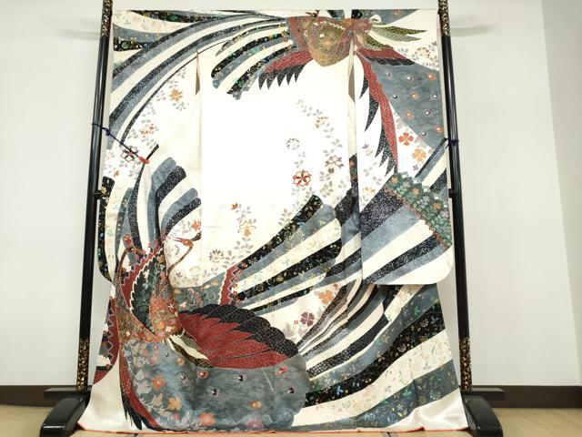 ■■■　サイズ　■■■ 身丈 171cm（肩から） 裄丈 66cm 袖丈 114cm　縫込み 5cm 袖幅 33cm 前幅 24cm 後幅 29.5cm 着物縫いこみ 内揚げ 0cm 裄 お袖側 約1cm　身頃側 約1cm ■■■　商品詳細　■■■ 【正絹】 状態は接写画像のように後身頃・左袖前・衿・両袖前後に薄い汚れがございますが その他特に目立ったシミ汚れなどもなく大変良い状態です。 大変上質な逸品になります。 お安く出品致しますので、是非この機会にいかがでしょうか？ ■■■　注意事項　■■■ ■モニター発色の具合により色合いが異なる場合がございます。 ■寸法は多少の誤差が生じる場合がございますのでご了承ください。 ■縫込みの長さが左右非対称の場合は短い部分を記載しております。 左右非対称であってもご返品・お値引き等の保証は出来かねますので、ご了承の上ご購入をお願い致します。 ■シミ等のチェックには注意を払っておりますが、見落としがある場合もございますし、個人の見解も様々ですので神経質な方のご購入はお控えください。 ■箪笥に入っておりました着物や帯なので畳みシワや匂いがあるものもございます。 ■お休みは基本的に土日祝となりますが、その他臨時でお休みする場合がございますのでご了承ください。 ■商品の発送は平日のみの発送となります。 ■夜間と土曜、日曜日はお問い合わせの回答が遅れる場合がございます。 ■当店では、お直し、紋入れ、お手入れ等は承っておりません。 ■生地の状態（ヤケ、経年劣化等）によってはサイズ直しが出来ない場合がございます。 その点もどうかご了承のうえ、ご購入をお願いいたします。 ■弊社で取り扱う商品は一点ものにつき、時期や在庫状況に応じて金額が変更となる場合がございます。 ■検針は行っておりません。予めご了承いただきますようお願いいたします。 ■【洗える着物】と記載のある商品におきましては、商品お届け後に洗濯を行ってしまってからのご返品にはご対応しかねます。 念の為、専門店でのお手入れをお願いいたします。 ■写真に写っている物が全てになります。それ以外の付属品はございませんのでご了承ください。 ■状態に関する写真につきましては、掲載可能な写真枚数に限りがあるため、各箇所につき1枚参考画像を掲載しております。 ■着物のサイズ目安は下記を参考ください↓ ＜女性着物＞　お端折り次第で＋5cm　－1cmが着用可能サイズ 　例）身丈170cmの場合、身長160cm～175cm ＜男性着物＞　身丈＋約25cm～27cm程が適応身長 　例）身丈155cmの場合、身長180～182cm