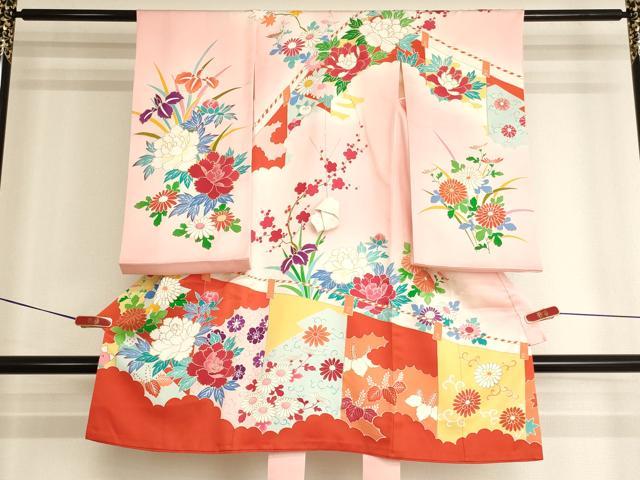■■■　サイズ　■■■ 【着物】 身丈 100cm（肩から） 裄丈 42.5cm 袖丈 62cm ■■■　商品詳細　■■■ 産着【正絹】の状態は特に目立ったシミ汚れなどもなく大変良い状態です。 大変上質な逸品になります。 お安く出品致しますので、是非この機会にいかがでしょうか？ ■■■　注意事項　■■■ ■モニター発色の具合により色合いが異なる場合がございます。 ■寸法は多少の誤差が生じる場合がございますのでご了承ください。 ■縫込みの長さが左右非対称の場合は短い部分を記載しております。 左右非対称であってもご返品・お値引き等の保証は出来かねますので、ご了承の上ご購入をお願い致します。 ■シミ等のチェックには注意を払っておりますが、見落としがある場合もございますし、個人の見解も様々ですので神経質な方のご購入はお控えください。 ■箪笥に入っておりました着物や帯なので畳みシワや匂いがあるものもございます。 ■お休みは基本的に土日祝となりますが、その他臨時でお休みする場合がございますのでご了承ください。 ■商品の発送は平日のみの発送となります。 ■夜間と土曜、日曜日はお問い合わせの回答が遅れる場合がございます。 ■当店では、お直し、紋入れ、お手入れ等は承っておりません。 ■生地の状態（ヤケ、経年劣化等）によってはサイズ直しが出来ない場合がございます。 その点もどうかご了承のうえ、ご購入をお願いいたします。 ■弊社で取り扱う商品は一点ものにつき、時期や在庫状況に応じて金額が変更となる場合がございます。 ■検針は行っておりません。予めご了承いただきますようお願いいたします。 ■【洗える着物】と記載のある商品におきましては、商品お届け後に洗濯を行ってしまってからのご返品にはご対応しかねます。 念の為、専門店でのお手入れをお願いいたします。 ■写真に写っている物が全てになります。それ以外の付属品はございませんのでご了承ください。 ■状態に関する写真につきましては、掲載可能な写真枚数に限りがあるため、各箇所につき1枚参考画像を掲載しております。 ■着物のサイズ目安は下記を参考ください↓ ＜女性着物＞　お端折り次第で＋5cm　−1cmが着用可能サイズ 　例）身丈170cmの場合、身長160cm〜175cm ＜男性着物＞　身丈＋約25cm〜27cm程が適応身長 　例）身丈155cmの場合、身長180〜182cm