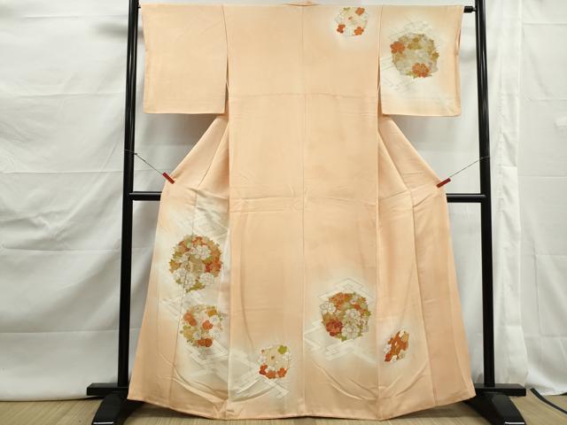 ■■■　サイズ　■■■ 身丈 162cm（肩から） 裄丈 64cm 袖丈 45cm　縫込み 4cm 袖幅 32cm 前幅 22cm 後幅 28cm 着物縫いこみ 内揚げ 0cm 裄 お袖側 約3.5cm　身頃側 約2cm ■■■　商品詳細　■■■ 【正絹】 状態は画像を添付しておりますので、そちらをご確認下さいますよう宜しくお願い致します。 大変上質な逸品になりますのでぜひお手入れをされてお召しになられてはいかがでしょうか。 お安く出品致しますので、是非この機会にいかがでしょうか？ ■■■　注意事項　■■■ ■モニター発色の具合により色合いが異なる場合がございます。 ■寸法は多少の誤差が生じる場合がございますのでご了承ください。 ■縫込みの長さが左右非対称の場合は短い部分を記載しております。 左右非対称であってもご返品・お値引き等の保証は出来かねますので、ご了承の上ご購入をお願い致します。 ■シミ等のチェックには注意を払っておりますが、見落としがある場合もございますし、個人の見解も様々ですので神経質な方のご購入はお控えください。 ■箪笥に入っておりました着物や帯なので畳みシワや匂いがあるものもございます。 ■お休みは基本的に土日祝となりますが、その他臨時でお休みする場合がございますのでご了承ください。 ■商品の発送は平日のみの発送となります。 ■夜間と土曜、日曜日はお問い合わせの回答が遅れる場合がございます。 ■当店では、お直し、紋入れ、お手入れ等は承っておりません。 ■生地の状態（ヤケ、経年劣化等）によってはサイズ直しが出来ない場合がございます。 その点もどうかご了承のうえ、ご購入をお願いいたします。 ■弊社で取り扱う商品は一点ものにつき、時期や在庫状況に応じて金額が変更となる場合がございます。 ■検針は行っておりません。予めご了承いただきますようお願いいたします。 ■【洗える着物】と記載のある商品におきましては、商品お届け後に洗濯を行ってしまってからのご返品にはご対応しかねます。 念の為、専門店でのお手入れをお願いいたします。 ■写真に写っている物が全てになります。それ以外の付属品はございませんのでご了承ください。 ■状態に関する写真につきましては、掲載可能な写真枚数に限りがあるため、各箇所につき1枚参考画像を掲載しております。 ■着物のサイズ目安は下記を参考ください↓ ＜女性着物＞　お端折り次第で＋5cm　−1cmが着用可能サイズ 　例）身丈170cmの場合、身長160cm〜175cm ＜男性着物＞　身丈＋約25cm〜27cm程が適応身長 　例）身丈155cmの場合、身長180〜182cm