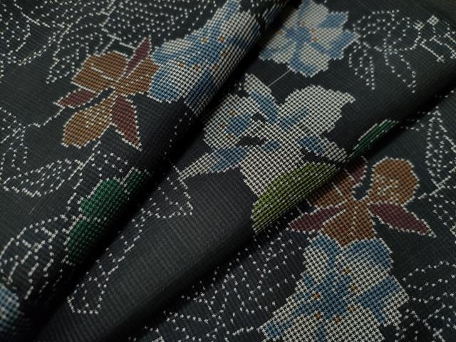 ■■■　サイズ　■■■ 身丈 159cm（肩から） 裄丈 63.5cm 袖丈 49cm　縫込み 2.5cm 袖幅 33cm 前幅 22cm 後幅 27.5cm 着物縫いこみ 内揚げ 3cm 裄 お袖側 約3cm　身頃側 約3cm ■■■　商品詳細　■■■ 【正絹・未使用】 状態は特に目立ったシミ汚れなどもなく大変良い状態です。 大変上質な逸品になります。 お安く出品致しますので、是非この機会にいかがでしょうか？ ■■■　注意事項　■■■ ■モニター発色の具合により色合いが異なる場合がございます。 ■寸法は多少の誤差が生じる場合がございますのでご了承ください。 ■縫込みの長さが左右非対称の場合は短い部分を記載しております。 左右非対称であってもご返品・お値引き等の保証は出来かねますので、ご了承の上ご購入をお願い致します。 ■シミ等のチェックには注意を払っておりますが、見落としがある場合もございますし、個人の見解も様々ですので神経質な方のご購入はお控えください。 ■箪笥に入っておりました着物や帯なので畳みシワや匂いがあるものもございます。 ■お休みは基本的に土日祝となりますが、その他臨時でお休みする場合がございますのでご了承ください。 ■商品の発送は平日のみの発送となります。 ■夜間と土曜、日曜日はお問い合わせの回答が遅れる場合がございます。 ■当店では、お直し、紋入れ、お手入れ等は承っておりません。 ■生地の状態（ヤケ、経年劣化等）によってはサイズ直しが出来ない場合がございます。 その点もどうかご了承のうえ、ご購入をお願いいたします。 ■弊社で取り扱う商品は一点ものにつき、時期や在庫状況に応じて金額が変更となる場合がございます。 ■検針は行っておりません。予めご了承いただきますようお願いいたします。 ■【洗える着物】と記載のある商品におきましては、商品お届け後に洗濯を行ってしまってからのご返品にはご対応しかねます。 念の為、専門店でのお手入れをお願いいたします。 ■着物のサイズ目安は下記を参考ください↓ ＜女性着物＞　お端折り次第で＋5?　−10?が着用可能サイズ 　例）身丈170?の場合、身長160?〜175? ＜男性着物＞　身丈＋約25?〜27?程が適応身長 　例）身丈155?の場合、身長180〜182?