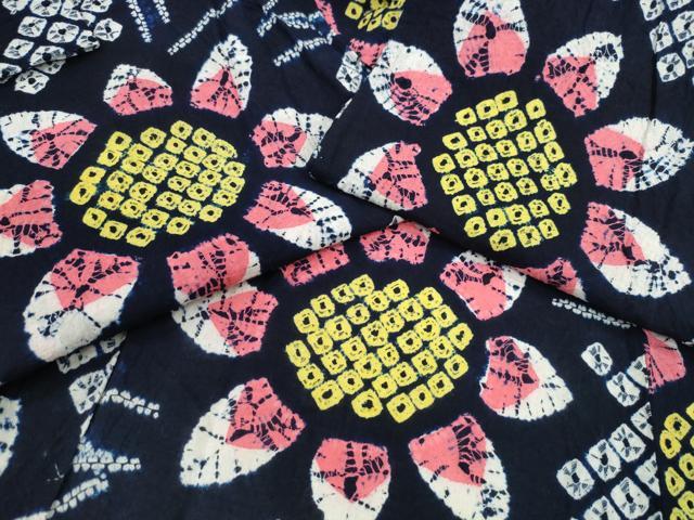 ■■■　サイズ　■■■ 身丈 155.5cm（肩から） 裄丈 65.5cm 袖丈 45cm　縫込み 3.5cm 袖幅 34cm 前幅 26cm 後幅 30cm 着物縫いこみ 内揚げ 0cm 裄 お袖側 約2cm　身頃側 約2cm ■■■　商品詳細　■■■ 【綿】 状態は特に目立ったシミ汚れなどもなく大変良い状態です。 人気の高い“有松鳴海絞り”の浴衣でございます。 “鳴海絞り”ならではの表情を生み出す立体感と 淡いぼかしで息を吹き込まれ、 今にも動き出しそうな迫力を放っております。 夏祭りや花火大会、これから増えるイベントに連れ立って、 より夏をお楽しみ下さいませ。 大変上質な逸品になります。 お安く出品致しますので、是非この機会にいかがでしょうか？ ■■■　注意事項　■■■ ■モニター発色の具合により色合いが異なる場合がございます。 ■寸法は多少の誤差が生じる場合がございますのでご了承ください。 ■縫込みの長さが左右非対称の場合は短い部分を記載しております。 左右非対称であってもご返品・お値引き等の保証は出来かねますので、ご了承の上ご購入をお願い致します。 ■シミ等のチェックには注意を払っておりますが、見落としがある場合もございますし、個人の見解も様々ですので神経質な方のご購入はお控えください。 ■箪笥に入っておりました着物や帯なので畳みシワや匂いがあるものもございます。 ■お休みは基本的に土日祝となりますが、その他臨時でお休みする場合がございますのでご了承ください。 ■商品の発送は平日のみの発送となります。 ■夜間と土曜、日曜日はお問い合わせの回答が遅れる場合がございます。 ■当店では、お直し、紋入れ、お手入れ等は承っておりません。 ■生地の状態（ヤケ、経年劣化等）によってはサイズ直しが出来ない場合がございます。 その点もどうかご了承のうえ、ご購入をお願いいたします。 ■弊社で取り扱う商品は一点ものにつき、時期や在庫状況に応じて金額が変更となる場合がございます。 ■検針は行っておりません。予めご了承いただきますようお願いいたします。 ■【洗える着物】と記載のある商品におきましては、商品お届け後に洗濯を行ってしまってからのご返品にはご対応しかねます。 念の為、専門店でのお手入れをお願いいたします。 ■着物のサイズ目安は下記を参考ください↓ ＜女性着物＞　お端折り次第で＋5cm　−1cmが着用可能サイズ 　例）身丈170cmの場合、身長160cm〜175cm ＜男性着物＞　身丈＋約25cm〜27cm程が適応身長 　例）身丈155cmの場合、身長180〜182cm