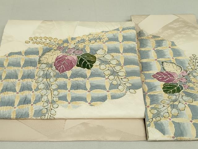 ■■■　サイズ　■■■ 胴回り長さ 128cm 太鼓幅 31cm程 ■■■　商品詳細　■■■ 【正絹】 状態は接写画像のように太鼓紐部分・胴回りに薄い汚れがございますが その他特に目立ったシミ汚れなどもなく大変良い状態です。 大変上質な逸品になります。 お安く出品致しますので、是非この機会にいかがでしょうか？ ■■■　注意事項　■■■ ■モニター発色の具合により色合いが異なる場合がございます。 ■寸法は多少の誤差が生じる場合がございますのでご了承ください。 ■縫込みの長さが左右非対称の場合は短い部分を記載しております。 左右非対称であってもご返品・お値引き等の保証は出来かねますので、ご了承の上ご購入をお願い致します。 ■シミ等のチェックには注意を払っておりますが、見落としがある場合もございますし、個人の見解も様々ですので神経質な方のご購入はお控えください。 ■箪笥に入っておりました着物や帯なので畳みシワや匂いがあるものもございます。 ■お休みは基本的に土日祝となりますが、その他臨時でお休みする場合がございますのでご了承ください。 ■商品の発送は平日のみの発送となります。 ■夜間と土曜、日曜日はお問い合わせの回答が遅れる場合がございます。 ■当店では、お直し、紋入れ、お手入れ等は承っておりません。 ■生地の状態（ヤケ、経年劣化等）によってはサイズ直しが出来ない場合がございます。 その点もどうかご了承のうえ、ご購入をお願いいたします。 ■弊社で取り扱う商品は一点ものにつき、時期や在庫状況に応じて金額が変更となる場合がございます。 ■検針は行っておりません。予めご了承いただきますようお願いいたします。 ■【洗える着物】と記載のある商品におきましては、商品お届け後に洗濯を行ってしまってからのご返品にはご対応しかねます。 念の為、専門店でのお手入れをお願いいたします。 ■着物のサイズ目安は下記を参考ください↓ ＜女性着物＞　お端折り次第で＋5cm　−1cmが着用可能サイズ 　例）身丈170cmの場合、身長160cm〜175cm ＜男性着物＞　身丈＋約25cm〜27cm程が適応身長 　例）身丈155cmの場合、身長180〜182cm