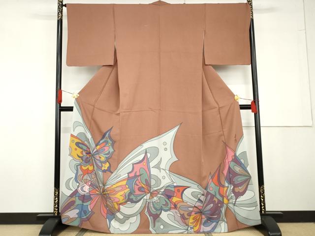 ■■■　サイズ　■■■ 身丈 165cm（肩から） 裄丈 68.5cm 袖丈 48.5cm　縫込み 4.5cm 袖幅 34.5cm 前幅 24cm 後幅 30cm 着物縫いこみ 内揚げ 1cm 裄 お袖側 約1cm　身頃側 約0cm ■■■　商品詳細　■■■ 【正絹】 状態は接写画像のように後身頃・衿山・右袖・袖口に薄い汚れがございますが その他特に目立ったシミ汚れなどもなく大変良い状態です。 染色の魔術師とも評され、日本国内だけでなく、 海外でも精力的に着物ショーを開催し、 世界的に活躍している玄才氏の大変上質な逸品になります。 大変上質な逸品になります。 お安く出品致しますので、是非この機会にいかがでしょうか？ ■■■　注意事項　■■■ ■モニター発色の具合により色合いが異なる場合がございます。 ■寸法は多少の誤差が生じる場合がございますのでご了承ください。 ■縫込みの長さが左右非対称の場合は短い部分を記載しております。 左右非対称であってもご返品・お値引き等の保証は出来かねますので、ご了承の上ご購入をお願い致します。 ■シミ等のチェックには注意を払っておりますが、見落としがある場合もございますし、個人の見解も様々ですので神経質な方のご購入はお控えください。 ■箪笥に入っておりました着物や帯なので畳みシワや匂いがあるものもございます。 ■お休みは基本的に土日祝となりますが、その他臨時でお休みする場合がございますのでご了承ください。 ■商品の発送は平日のみの発送となります。 ■夜間と土曜、日曜日はお問い合わせの回答が遅れる場合がございます。 ■当店では、お直し、紋入れ、お手入れ等は承っておりません。 ■生地の状態（ヤケ、経年劣化等）によってはサイズ直しが出来ない場合がございます。 その点もどうかご了承のうえ、ご購入をお願いいたします。 ■弊社で取り扱う商品は一点ものにつき、時期や在庫状況に応じて金額が変更となる場合がございます。 ■検針は行っておりません。予めご了承いただきますようお願いいたします。 ■【洗える着物】と記載のある商品におきましては、商品お届け後に洗濯を行ってしまってからのご返品にはご対応しかねます。 念の為、専門店でのお手入れをお願いいたします。 ■着物のサイズ目安は下記を参考ください↓ ＜女性着物＞　お端折り次第で＋5cm　−1cmが着用可能サイズ 　例）身丈170cmの場合、身長160cm〜175cm ＜男性着物＞　身丈＋約25cm〜27cm程が適応身長 　例）身丈155cmの場合、身長180〜182cm