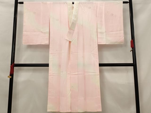 ■■■　サイズ　■■■ 身丈 129cm（肩から） 裄丈 62cm 袖丈 54cm　縫込み 3cm 袖幅 32cm 前幅 27cm 後幅 30cm 着物縫いこみ 内揚げ 0cm 裄 お袖側 約4cm　身頃側 約3cm ■■■　商品詳細　■■■ 【正絹】 状態は画像を添付しておりますので、そちらをご確認下さいますよう宜しくお願い致します。 大変上質な逸品になります。 お安く出品致しますので、是非この機会にいかがでしょうか？ ■■■　注意事項　■■■ ■モニター発色の具合により色合いが異なる場合がございます。 ■寸法は多少の誤差が生じる場合がございますのでご了承ください。 ■縫込みの長さが左右非対称の場合は短い部分を記載しております。 左右非対称であってもご返品・お値引き等の保証は出来かねますので、ご了承の上ご購入をお願い致します。 ■シミ等のチェックには注意を払っておりますが、見落としがある場合もございますし、個人の見解も様々ですので神経質な方のご購入はお控えください。 ■箪笥に入っておりました着物や帯なので畳みシワや匂いがあるものもございます。 ■お休みは基本的に土日祝となりますが、その他臨時でお休みする場合がございますのでご了承ください。 ■商品の発送は平日のみの発送となります。 ■夜間と土曜、日曜日はお問い合わせの回答が遅れる場合がございます。 ■当店では、お直し、紋入れ、お手入れ等は承っておりません。 ■生地の状態（ヤケ、経年劣化等）によってはサイズ直しが出来ない場合がございます。 その点もどうかご了承のうえ、ご購入をお願いいたします。 ■弊社で取り扱う商品は一点ものにつき、時期や在庫状況に応じて金額が変更となる場合がございます。 ■検針は行っておりません。予めご了承いただきますようお願いいたします。 ■【洗える着物】と記載のある商品におきましては、商品お届け後に洗濯を行ってしまってからのご返品にはご対応しかねます。 念の為、専門店でのお手入れをお願いいたします。 ■着物のサイズ目安は下記を参考ください↓ ＜女性着物＞　お端折り次第で＋5cm　−1cmが着用可能サイズ 　例）身丈170cmの場合、身長160cm〜175cm ＜男性着物＞　身丈＋約25cm〜27cm程が適応身長 　例）身丈155cmの場合、身長180〜182cm