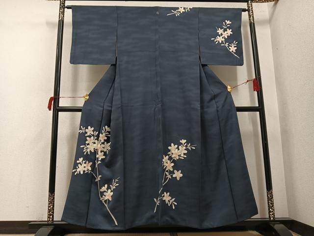 ■■■　サイズ　■■■ 身丈 152.5cm（肩から） 裄丈 62.5cm 袖丈 45.5cm　縫込み 6cm 袖幅 32cm 前幅 24cm 後幅 29.5cm 着物縫いこみ 内揚げ 5cm 裄 お袖側 約2cm　身頃側 約3cm ■■■　商品詳細　■■■ 【正絹・一つ紋】 状態は接写画像のように衿裏・胴裏にホックシミ、衿山に薄い汚れがございますが その他特に目立ったシミ汚れなどもなく大変良い状態です。 大変上質な逸品になります。 お安く出品致しますので、是非この機会にいかがでしょうか？ ■■■　注意事項　■■■ ■モニター発色の具合により色合いが異なる場合がございます。 ■寸法は多少の誤差が生じる場合がございますのでご了承ください。 ■縫込みの長さが左右非対称の場合は短い部分を記載しております。 左右非対称であってもご返品・お値引き等の保証は出来かねますので、ご了承の上ご購入をお願い致します。 ■シミ等のチェックには注意を払っておりますが、見落としがある場合もございますし、個人の見解も様々ですので神経質な方のご購入はお控えください。 ■箪笥に入っておりました着物や帯なので畳みシワや匂いがあるものもございます。 ■お休みは基本的に土日祝となりますが、その他臨時でお休みする場合がございますのでご了承ください。 ■商品の発送は平日のみの発送となります。 ■夜間と土曜、日曜日はお問い合わせの回答が遅れる場合がございます。 ■当店では、お直し、紋入れ、お手入れ等は承っておりません。 ■生地の状態（ヤケ、経年劣化等）によってはサイズ直しが出来ない場合がございます。 その点もどうかご了承のうえ、ご購入をお願いいたします。 ■弊社で取り扱う商品は一点ものにつき、時期や在庫状況に応じて金額が変更となる場合がございます。 ■検針は行っておりません。予めご了承いただきますようお願いいたします。 ■【洗える着物】と記載のある商品におきましては、商品お届け後に洗濯を行ってしまってからのご返品にはご対応しかねます。 念の為、専門店でのお手入れをお願いいたします。 ■着物のサイズ目安は下記を参考ください↓ ＜女性着物＞　お端折り次第で＋5cm　−1cmが着用可能サイズ 　例）身丈170cmの場合、身長160cm〜175cm ＜男性着物＞　身丈＋約25cm〜27cm程が適応身長 　例）身丈155cmの場合、身長180〜182cm