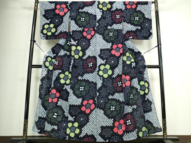 ■■■　サイズ　■■■ 身丈 155.5cm（肩から） 裄丈 66cm 袖丈 47cm　縫込み 2cm 袖幅 34cm 前幅 24.5cm 後幅 30.5cm 着物縫いこみ 内揚げ 0cm 裄 お袖側 約1cm　身頃側 約3.5cm ■■■　商品詳細　■■■ 【綿】 状態は接写画像のように上前・後身頃・衿裏・両袖前後・衿山に薄い汚れがございますが その他特に目立ったシミ汚れなどもなく大変良い状態です。 人気の高い“有松鳴海絞り”の浴衣でございます。 “鳴海絞り”ならではの表情を生み出す立体感と 淡いぼかしで息を吹き込まれ、 今にも動き出しそうな迫力を放っております。 夏祭りや花火大会、これから増えるイベントに連れ立って、 より夏をお楽しみ下さいませ。 大変上質な逸品になります。 お安く出品致しますので、是非この機会にいかがでしょうか？ ■■■　注意事項　■■■ ■モニター発色の具合により色合いが異なる場合がございます。 ■寸法は多少の誤差が生じる場合がございますのでご了承ください。 ■縫込みの長さが左右非対称の場合は短い部分を記載しております。 左右非対称であってもご返品・お値引き等の保証は出来かねますので、ご了承の上ご購入をお願い致します。 ■シミ等のチェックには注意を払っておりますが、見落としがある場合もございますし、個人の見解も様々ですので神経質な方のご購入はお控えください。 ■箪笥に入っておりました着物や帯なので畳みシワや匂いがあるものもございます。 ■お休みは基本的に土日祝となりますが、その他臨時でお休みする場合がございますのでご了承ください。 ■商品の発送は平日のみの発送となります。 ■夜間と土曜、日曜日はお問い合わせの回答が遅れる場合がございます。 ■当店では、お直し、紋入れ、お手入れ等は承っておりません。 ■生地の状態（ヤケ、経年劣化等）によってはサイズ直しが出来ない場合がございます。 その点もどうかご了承のうえ、ご購入をお願いいたします。 ■弊社で取り扱う商品は一点ものにつき、時期や在庫状況に応じて金額が変更となる場合がございます。 ■検針は行っておりません。予めご了承いただきますようお願いいたします。 ■【洗える着物】と記載のある商品におきましては、商品お届け後に洗濯を行ってしまってからのご返品にはご対応しかねます。 念の為、専門店でのお手入れをお願いいたします。 ■写真に写っている物が全てになります。それ以外の付属品はございませんのでご了承ください。 ■状態に関する写真につきましては、掲載可能な写真枚数に限りがあるため、各箇所につき1枚参考画像を掲載しております。 ■着物のサイズ目安は下記を参考ください↓ ＜女性着物＞　お端折り次第で＋5cm　−1cmが着用可能サイズ 　例）身丈170cmの場合、身長160cm〜175cm ＜男性着物＞　身丈＋約25cm〜27cm程が適応身長 　例）身丈155cmの場合、身長180〜182cm