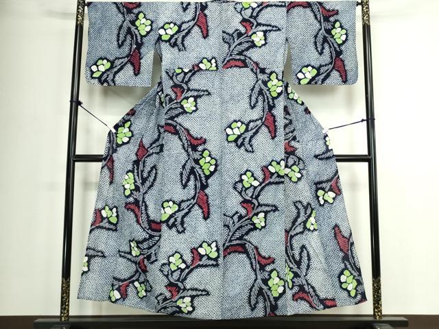 ■■■　サイズ　■■■ 身丈 151.5cm（肩から） 裄丈 67cm 袖丈 44cm　縫込み 2cm 袖幅 34cm 前幅 24cm 後幅 30.5cm 着物縫いこみ 内揚げ 0cm 裄 お袖側 約1.5cm　身頃側 約3.5cm ■■■　商品詳細　■■■ 【綿】 状態は接写画像のように左袖前後・裏面・肩当て・衿に薄い汚れがございますが その他特に目立ったシミ汚れなどもなく大変良い状態です。 人気の高い“有松鳴海絞り”の浴衣でございます。 “鳴海絞り”ならではの表情を生み出す立体感と 淡いぼかしで息を吹き込まれ、 今にも動き出しそうな迫力を放っております。 夏祭りや花火大会、これから増えるイベントに連れ立って、 より夏をお楽しみ下さいませ。 大変上質な逸品になります。 お安く出品致しますので、是非この機会にいかがでしょうか？ ■■■　注意事項　■■■ ■モニター発色の具合により色合いが異なる場合がございます。 ■寸法は多少の誤差が生じる場合がございますのでご了承ください。 ■縫込みの長さが左右非対称の場合は短い部分を記載しております。 左右非対称であってもご返品・お値引き等の保証は出来かねますので、ご了承の上ご購入をお願い致します。 ■シミ等のチェックには注意を払っておりますが、見落としがある場合もございますし、個人の見解も様々ですので神経質な方のご購入はお控えください。 ■箪笥に入っておりました着物や帯なので畳みシワや匂いがあるものもございます。 ■お休みは基本的に土日祝となりますが、その他臨時でお休みする場合がございますのでご了承ください。 ■商品の発送は平日のみの発送となります。 ■夜間と土曜、日曜日はお問い合わせの回答が遅れる場合がございます。 ■当店では、お直し、紋入れ、お手入れ等は承っておりません。 ■生地の状態（ヤケ、経年劣化等）によってはサイズ直しが出来ない場合がございます。 その点もどうかご了承のうえ、ご購入をお願いいたします。 ■弊社で取り扱う商品は一点ものにつき、時期や在庫状況に応じて金額が変更となる場合がございます。 ■検針は行っておりません。予めご了承いただきますようお願いいたします。 ■【洗える着物】と記載のある商品におきましては、商品お届け後に洗濯を行ってしまってからのご返品にはご対応しかねます。 念の為、専門店でのお手入れをお願いいたします。 ■写真に写っている物が全てになります。それ以外の付属品はございませんのでご了承ください。 ■状態に関する写真につきましては、掲載可能な写真枚数に限りがあるため、各箇所につき1枚参考画像を掲載しております。 ■着物のサイズ目安は下記を参考ください↓ ＜女性着物＞　お端折り次第で＋5cm　−1cmが着用可能サイズ 　例）身丈170cmの場合、身長160cm〜175cm ＜男性着物＞　身丈＋約25cm〜27cm程が適応身長 　例）身丈155cmの場合、身長180〜182cm