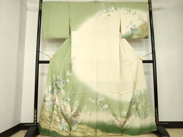 ■■■　サイズ　■■■ 身丈 166cm（肩から） 裄丈 69cm 袖丈 50cm　縫込み 5.5cm 袖幅 35cm 前幅 24cm 後幅 30cm 着物縫いこみ 内揚げ 4cm 裄 お袖側 約1cm　身頃側 約0cm ■■■　商品詳細　■■■ 【正絹】 状態は接写画像のように衿裏に薄い汚れがございますが その他特に目立ったシミ汚れなどもなく大変良い状態です。 「螺鈿(らでん)」は、 貝殻の内側の真珠層を薄く切り出して、はめ込む手法です。 奈良時代に唐から螺鈿の技術が輸入されて以来、 真珠層が光線によって、青色やピンク色などの優しい光を放ち、 自然な非規則性が神秘的で日本人の心を惹きつけてきました。 丁寧に、精密に織り出された源氏物語・・・ 実に多彩な彩りは、螺鈿のみ表現できる美しさ 織り螺鈿金細工の染などでは表現できない、 貝殻の持つ自然な光沢がとても美しく、優雅さと華やかさを添えます。 大変上質な逸品になります。 お安く出品致しますので、是非この機会にいかがでしょうか？ ■■■　注意事項　■■■ ■モニター発色の具合により色合いが異なる場合がございます。 ■寸法は多少の誤差が生じる場合がございますのでご了承ください。 ■縫込みの長さが左右非対称の場合は短い部分を記載しております。 左右非対称であってもご返品・お値引き等の保証は出来かねますので、ご了承の上ご購入をお願い致します。 ■シミ等のチェックには注意を払っておりますが、見落としがある場合もございますし、個人の見解も様々ですので神経質な方のご購入はお控えください。 ■箪笥に入っておりました着物や帯なので畳みシワや匂いがあるものもございます。 ■お休みは基本的に土日祝となりますが、その他臨時でお休みする場合がございますのでご了承ください。 ■商品の発送は平日のみの発送となります。 ■夜間と土曜、日曜日はお問い合わせの回答が遅れる場合がございます。 ■当店では、お直し、紋入れ、お手入れ等は承っておりません。 ■生地の状態（ヤケ、経年劣化等）によってはサイズ直しが出来ない場合がございます。 その点もどうかご了承のうえ、ご購入をお願いいたします。 ■弊社で取り扱う商品は一点ものにつき、時期や在庫状況に応じて金額が変更となる場合がございます。 ■検針は行っておりません。予めご了承いただきますようお願いいたします。 ■【洗える着物】と記載のある商品におきましては、商品お届け後に洗濯を行ってしまってからのご返品にはご対応しかねます。 念の為、専門店でのお手入れをお願いいたします。 ■写真に写っている物が全てになります。それ以外の付属品はございませんのでご了承ください。 ■状態に関する写真につきましては、掲載可能な写真枚数に限りがあるため、各箇所につき1枚参考画像を掲載しております。 ■着物のサイズ目安は下記を参考ください↓ ＜女性着物＞　お端折り次第で＋5cm　－1cmが着用可能サイズ 　例）身丈170cmの場合、身長160cm～175cm ＜男性着物＞　身丈＋約25cm～27cm程が適応身長 　例）身丈155cmの場合、身長180～182cm