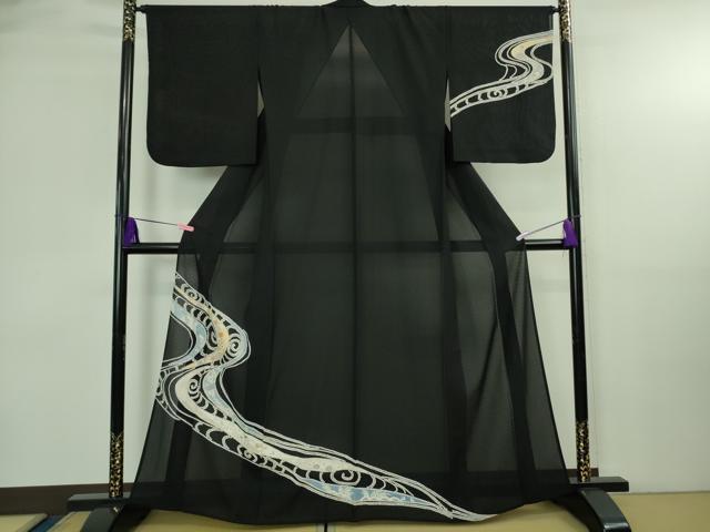 ■■■　サイズ　■■■ 身丈 160cm（肩から） 裄丈 68cm 袖丈 52.5cm　 縫込み 5cm 袖幅 35cm 前幅 23.5cm 後幅 30cm 着物縫いこみ 内揚げ 4cm 裄 お袖側 約 2cm　身頃側 約 2cm ■■■　商品詳細　■■■ 【正絹】 状態は特に目立ったシミ汚れなどもなく大変良い状態です。 昭和33年(1958年)の皇太子明仁親王成婚に際し、 皇太子妃美智子の調度品をはじめ、各宮家の調度品を受注した 創業460年を迎えた「千總」の逸品です。 大変上質な極上の逸品になります。 お安く出品致しますので、是非この機会にいかがでしょうか？ ■■■　注意事項　■■■ ■モニター発色の具合により色合いが異なる場合がございます。 ■寸法は多少の誤差が生じる場合がございますのでご了承ください。 ■縫込みの長さが左右非対称の場合は短い部分を記載しております。 左右非対称であってもご返品・お値引き等の保証は出来かねますので、ご了承の上ご購入をお願い致します。 ■シミ等のチェックには注意を払っておりますが、見落としがある場合もございますし、個人の見解も様々ですので神経質な方のご購入はお控えください。 ■箪笥に入っておりました着物や帯なので畳みシワや匂いがあるものもございます。 ■お休みは基本的に土日祝となりますが、その他臨時でお休みする場合がございますのでご了承ください。 ■商品の発送は平日のみの発送となります。 ■夜間と土曜、日曜日はお問い合わせの回答が遅れる場合がございます。 ■当店では、お直し、紋入れ、お手入れ等は承っておりません。 ■生地の状態（ヤケ、経年劣化等）によってはサイズ直しが出来ない場合がございます。 その点もどうかご了承のうえ、ご購入をお願いいたします。 ■弊社で取り扱う商品は一点ものにつき、時期や在庫状況に応じて金額が変更となる場合がございます。 ■検針は行っておりません。予めご了承いただきますようお願いいたします。 ■【洗える着物】と記載のある商品におきましては、商品お届け後に洗濯を行ってしまってからのご返品にはご対応しかねます。 念の為、専門店でのお手入れをお願いいたします。 ■着物のサイズ目安は下記を参考ください↓ ＜女性着物＞　お端折り次第で＋5?　−10?が着用可能サイズ 　例）身丈170?の場合、身長160?〜175? ＜男性着物＞　身丈＋約25?〜27?程が適応身長 　例）身丈155?の場合、身長180〜182?