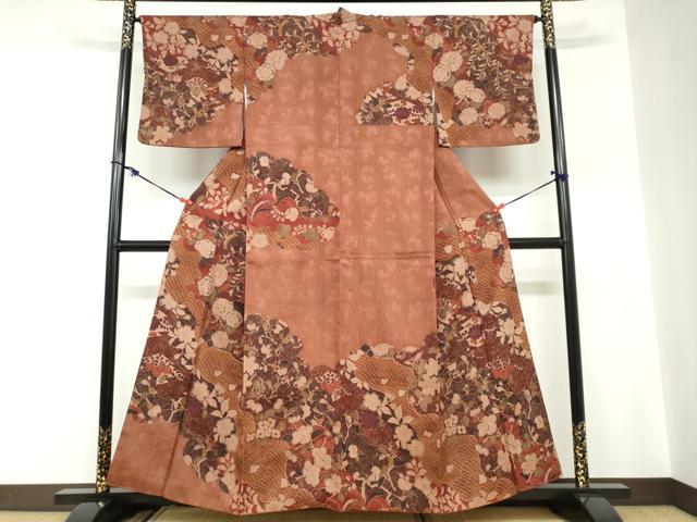 ■■■　サイズ　■■■ 身丈 156cm（肩から） 裄丈 65cm 袖丈 47cm　縫込み 6cm 袖幅 33cm 前幅 24cm 後幅 30cm 着物縫いこみ 内揚げ 6cm 裄 お袖側 約2cm　身頃側 約0cm ■■■　商品詳細　■■■ 【正絹】 状態は特に目立ったシミ汚れなどもなく大変良い状態です。 大変上質な逸品になります。 お安く出品致しますので、是非この機会にいかがでしょうか？ ■■■　注意事項　■■■ ■モニター発色の具合により色合いが異なる場合がございます。 ■寸法は多少の誤差が生じる場合がございますのでご了承ください。 ■縫込みの長さが左右非対称の場合は短い部分を記載しております。 左右非対称であってもご返品・お値引き等の保証は出来かねますので、ご了承の上ご購入をお願い致します。 ■シミ等のチェックには注意を払っておりますが、見落としがある場合もございますし、個人の見解も様々ですので神経質な方のご購入はお控えください。 ■箪笥に入っておりました着物や帯なので畳みシワや匂いがあるものもございます。 ■お休みは基本的に土日祝となりますが、その他臨時でお休みする場合がございますのでご了承ください。 ■商品の発送は平日のみの発送となります。 ■夜間と土曜、日曜日はお問い合わせの回答が遅れる場合がございます。 ■当店では、お直し、紋入れ、お手入れ等は承っておりません。 ■生地の状態（ヤケ、経年劣化等）によってはサイズ直しが出来ない場合がございます。 その点もどうかご了承のうえ、ご購入をお願いいたします。 ■弊社で取り扱う商品は一点ものにつき、時期や在庫状況に応じて金額が変更となる場合がございます。 ■検針は行っておりません。予めご了承いただきますようお願いいたします。 ■【洗える着物】と記載のある商品におきましては、商品お届け後に洗濯を行ってしまってからのご返品にはご対応しかねます。 念の為、専門店でのお手入れをお願いいたします。 ■着物のサイズ目安は下記を参考ください↓ ＜女性着物＞　お端折り次第で＋5cm　−1cmが着用可能サイズ 　例）身丈170cmの場合、身長160cm〜175cm ＜男性着物＞　身丈＋約25cm〜27cm程が適応身長 　例）身丈155cmの場合、身長180〜182cm